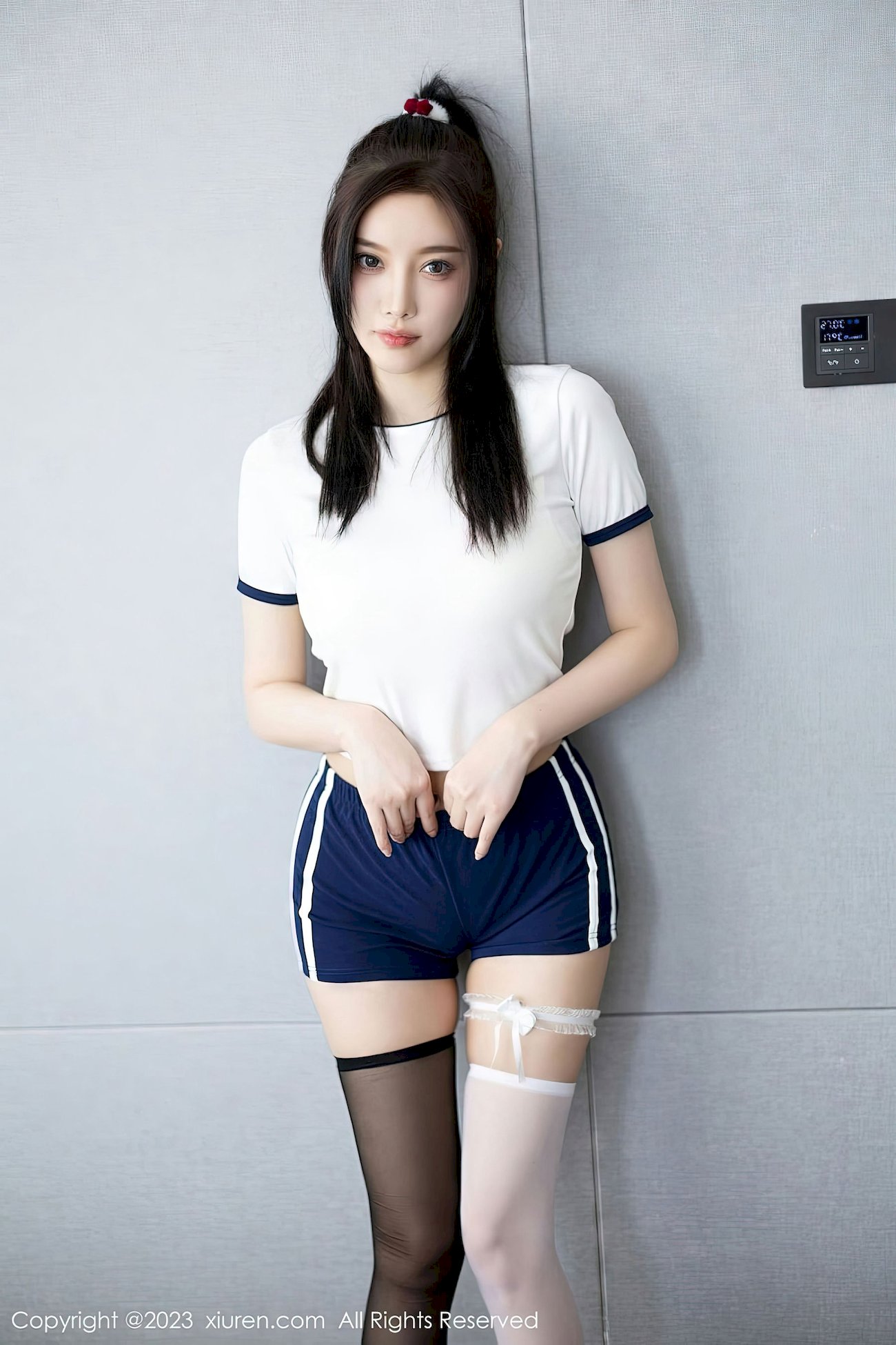 [秀人XiuRen] No.6337 杨晨晨 – 白色收身上衣+蓝色短裤性感写真-瞬颜部落