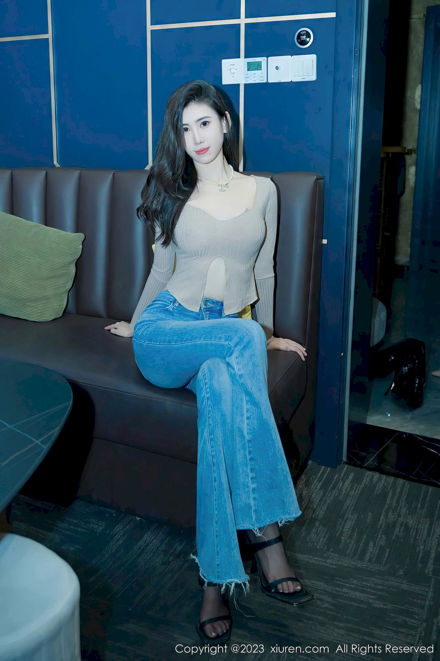 [XiuRen秀人网] No.7041 新人章芃芃 – 杏色上衣+简约牛仔裤性感写真-瞬颜部落