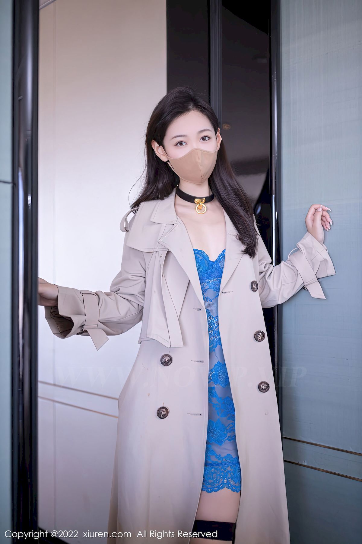 [秀人XiuRen] No.5817 模特唐安琪 – 蓝色服饰+原色丝袜北京旅拍-瞬颜部落