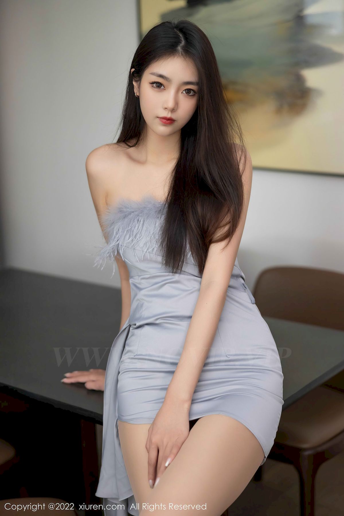 [秀人XiuRen] No.5664 模特可樂Vicky – 露肩连衣短裙+原色丝袜性感写真-瞬颜部落