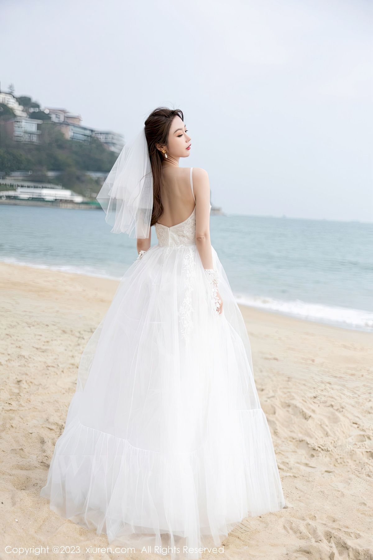 [秀人XiuRen] No.6120 模特梦心玥 – 婚纱服饰+海滩场景海南岛旅拍-瞬颜部落