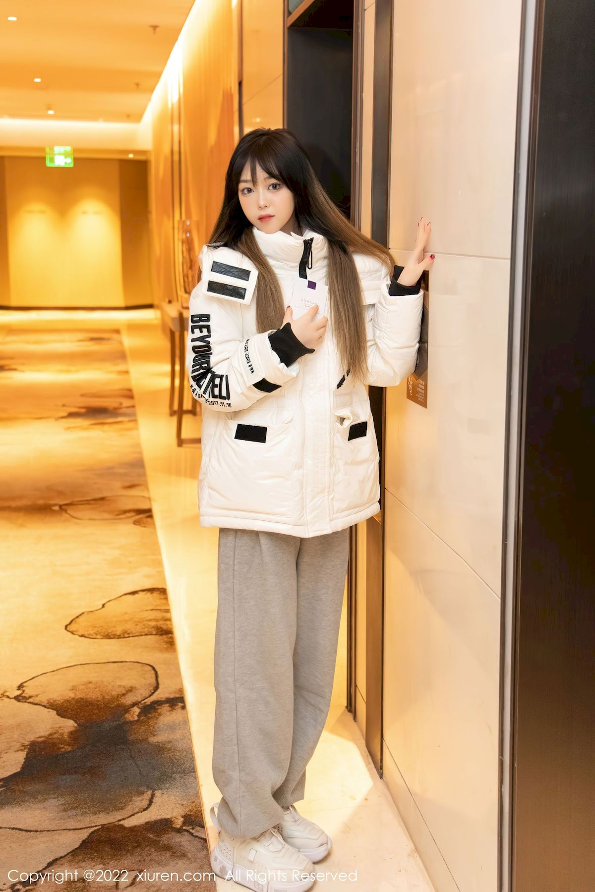 [秀人XiuRen] No.4470 模特奶瓶子 – 羽绒外套+极致美腿性感写真-瞬颜部落