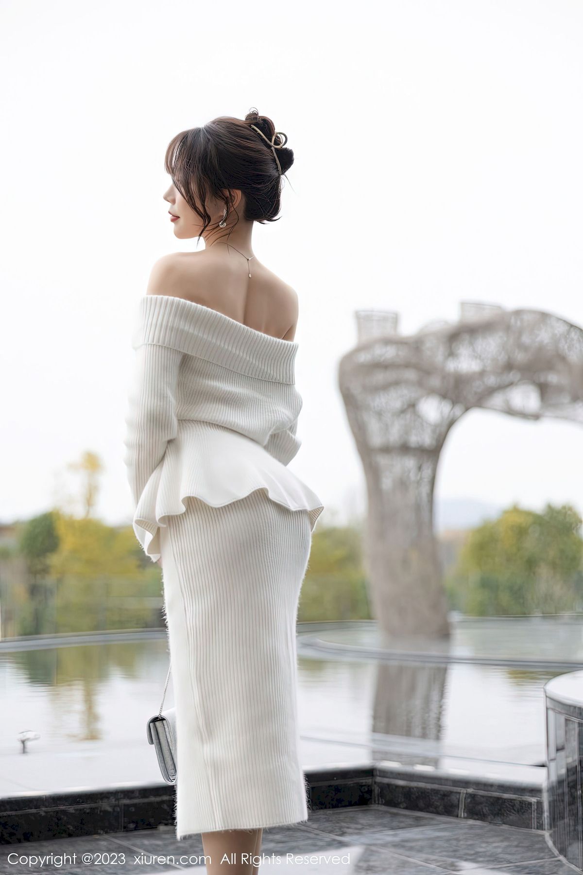 [秀人XiuRen] No.6132 女神徐莉芝Booty – 露肩连衣长裙+原色丝袜性感写真-瞬颜部落