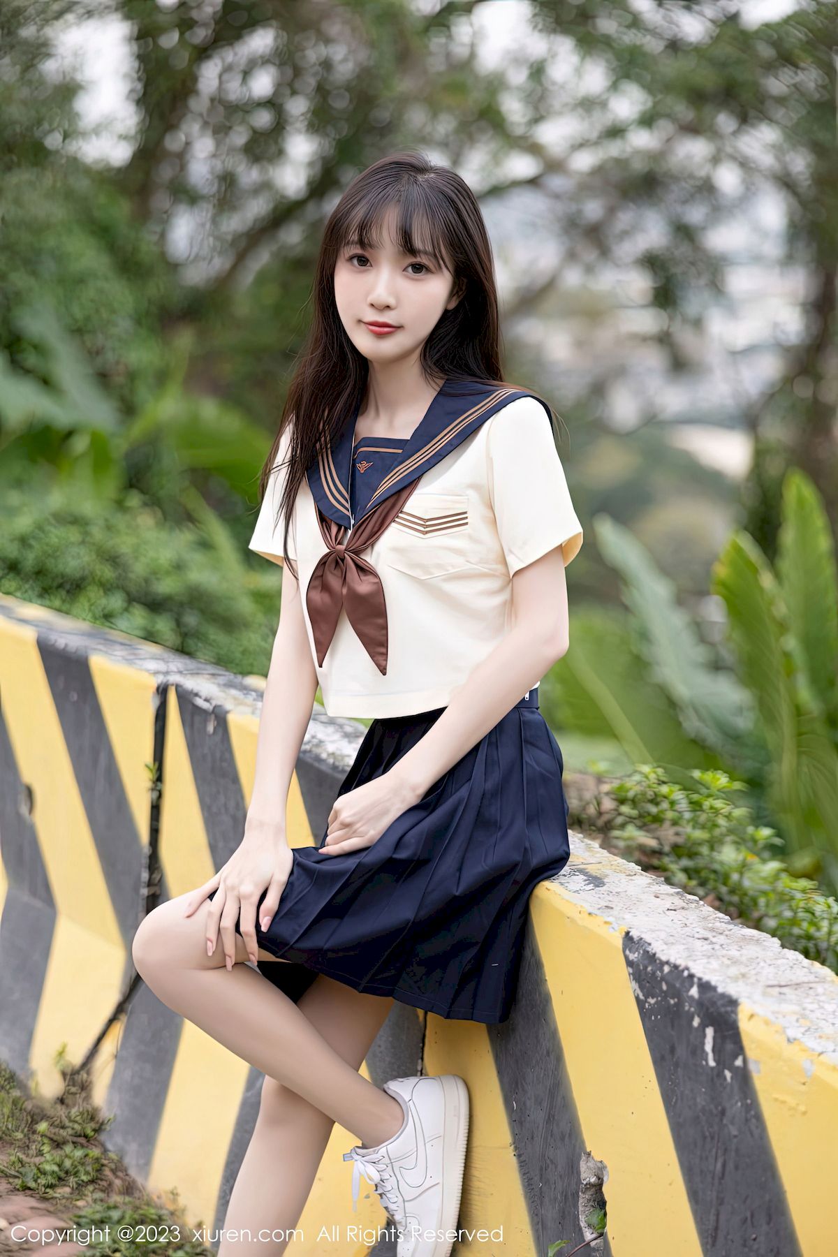 [秀人XiuRen] No.6126 模特林星阑 – 学妹制服+原色丝袜海南岛旅拍-瞬颜部落