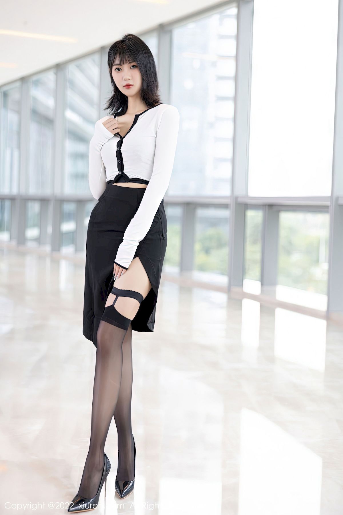 [秀人XiuRen] No.5991 模特林子遥 – 白色轻透上衣+黑色短裙性感写真-瞬颜部落