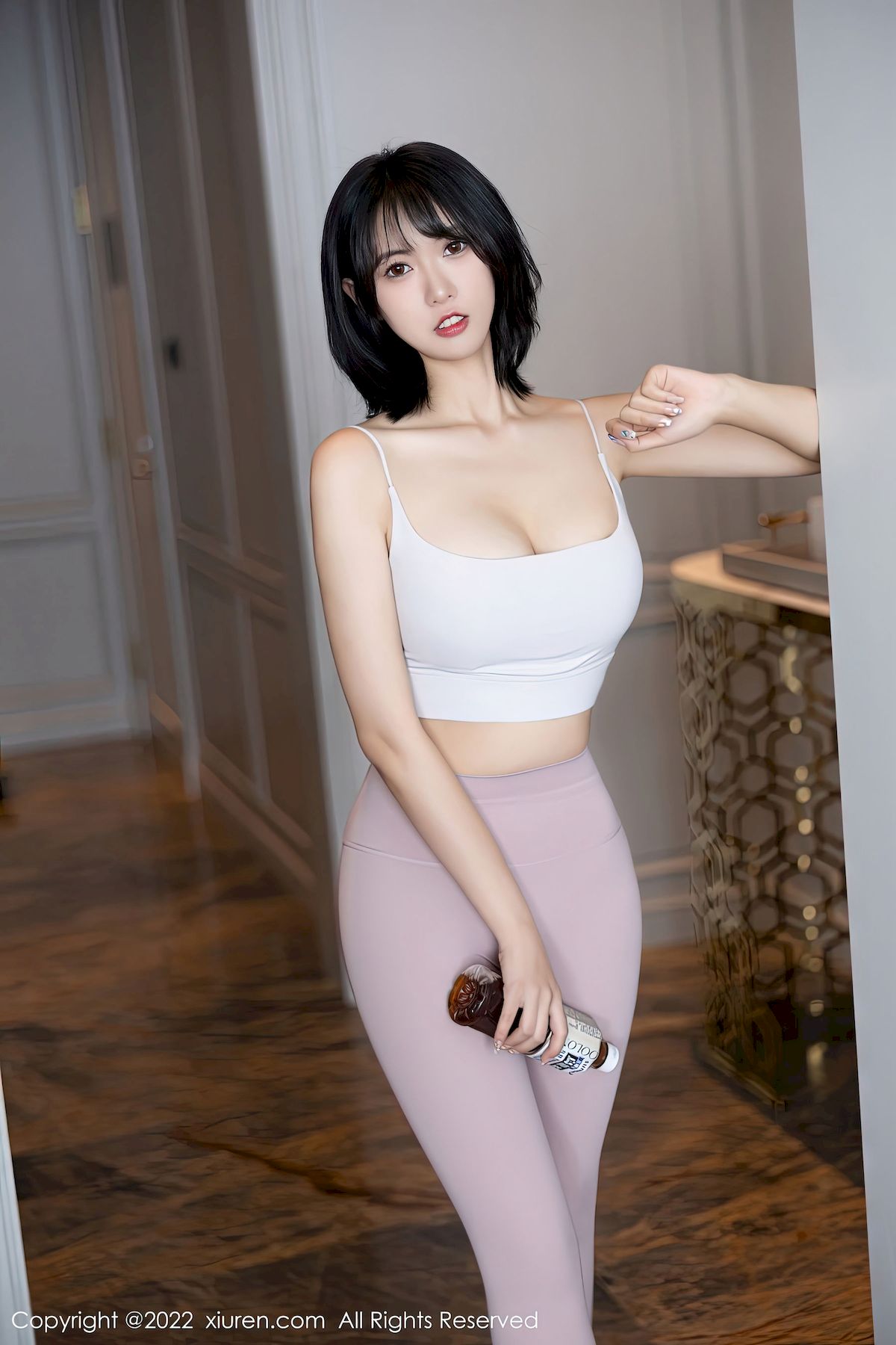 [秀人XiuRen] No.5885 模特林子遥 – 浅色瑜伽服+曼妙身姿性感写真-瞬颜部落