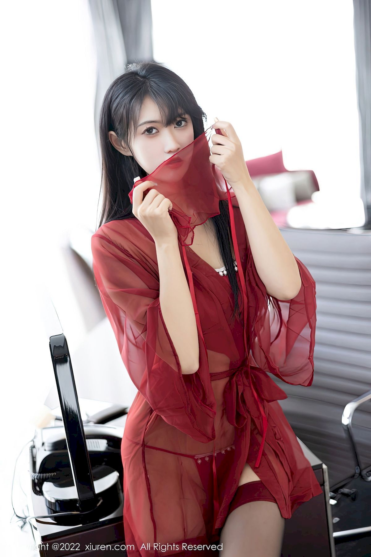 [秀人XiuRen] No.5850 模特林子遥 – 红黑两套服饰+曼妙身姿性感写真-瞬颜部落
