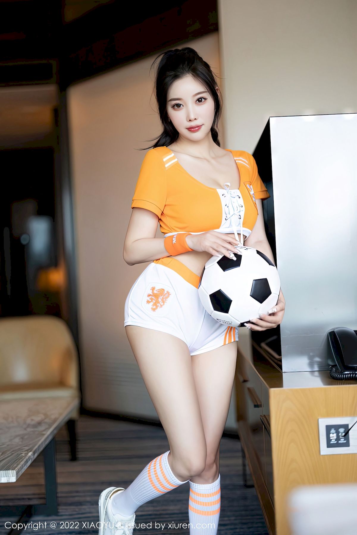 [语画界XIAOYU] Vol.907 女神杨晨晨Yome – 橙色服饰+足球宝贝主题心愿旅拍-瞬颜部落