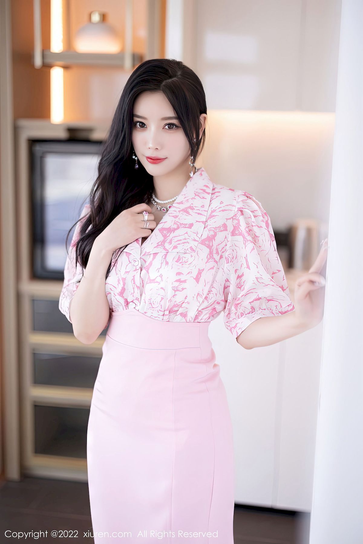 [秀人XiuRen] No.5927 女神杨晨晨Yome – 粉色服饰+原色丝袜私房写真-瞬颜部落