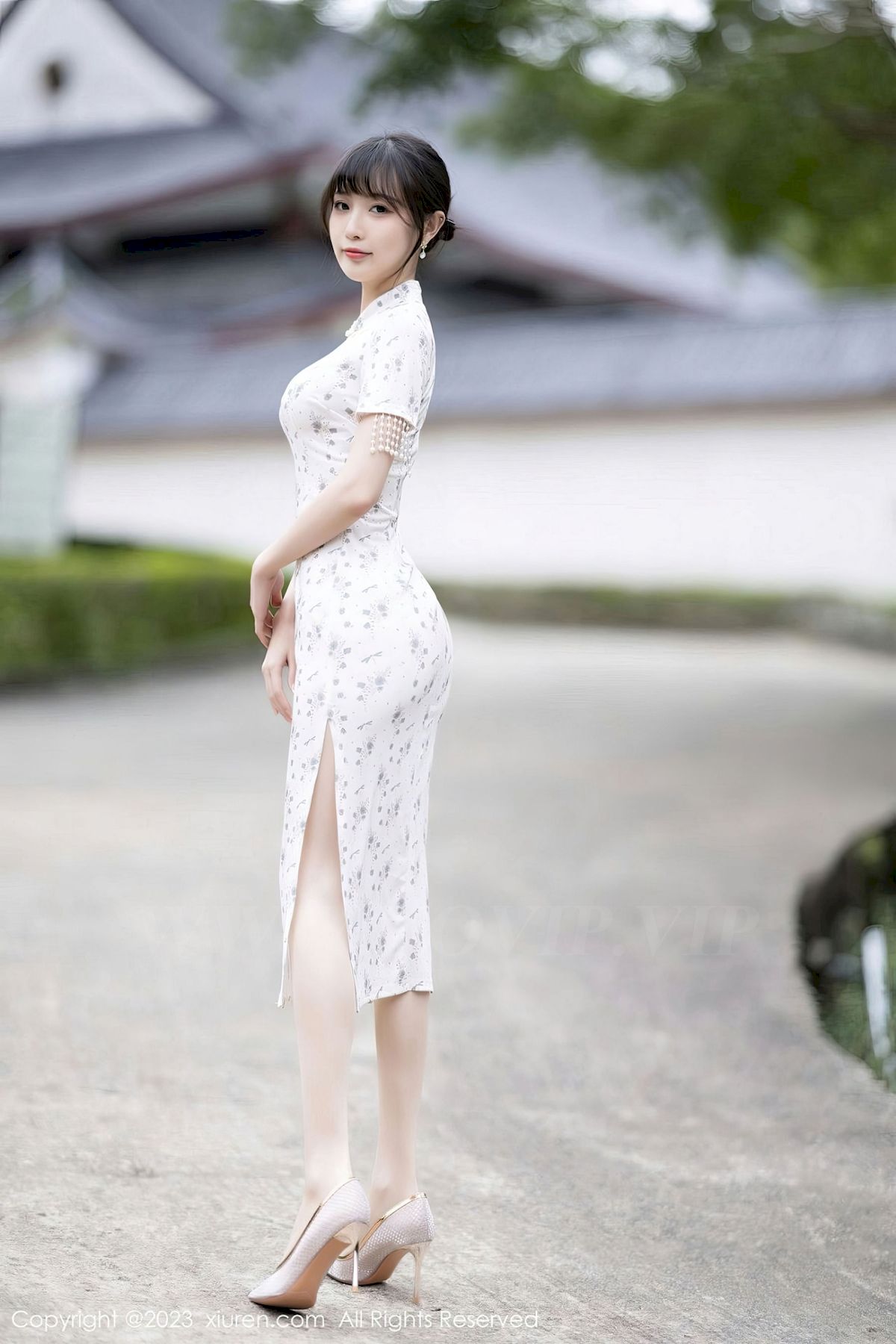 [XiuRen秀人网] No.6346 模特林星阑 – 浅色旗袍+丝袜美腿海南旅拍-瞬颜部落