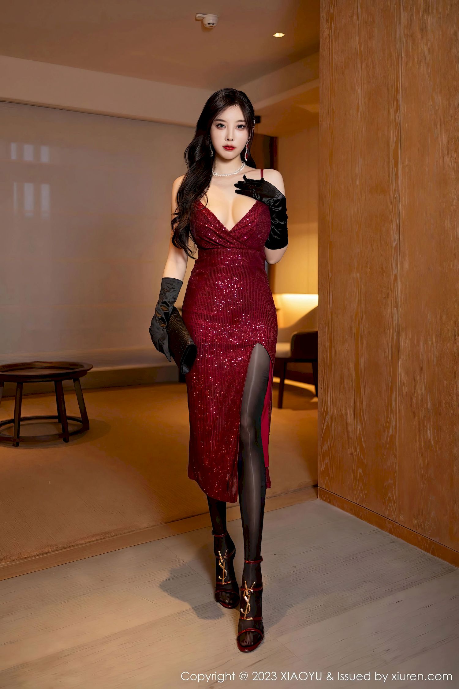 [XIAOYU语画界] VOL.1085 杨晨晨Yome – 红色礼裙+黑丝性感写真-瞬颜部落