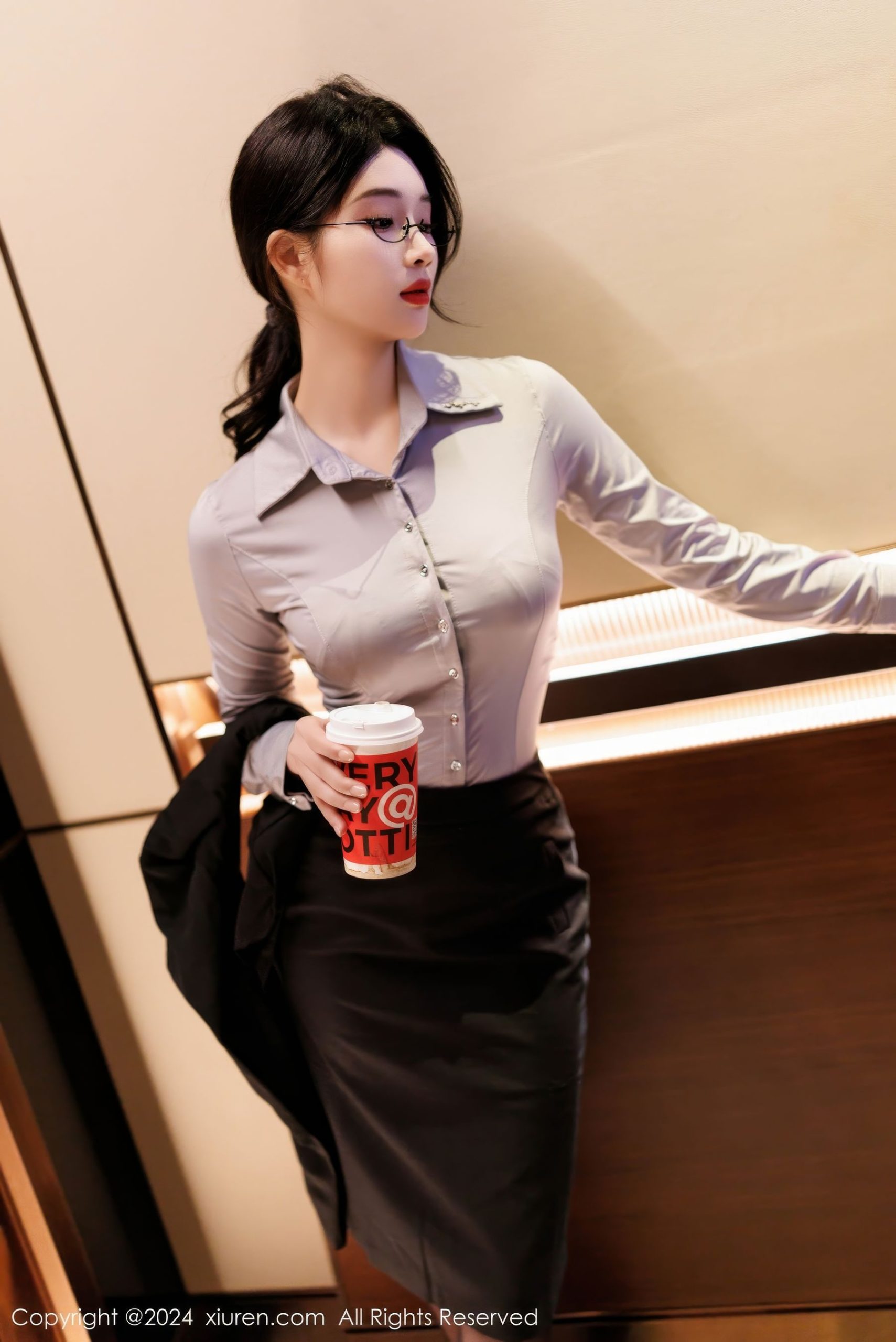 [XiuRen秀人网] No.9567 新人模特南乔 – OL服饰+黑色短裙写真-瞬颜部落