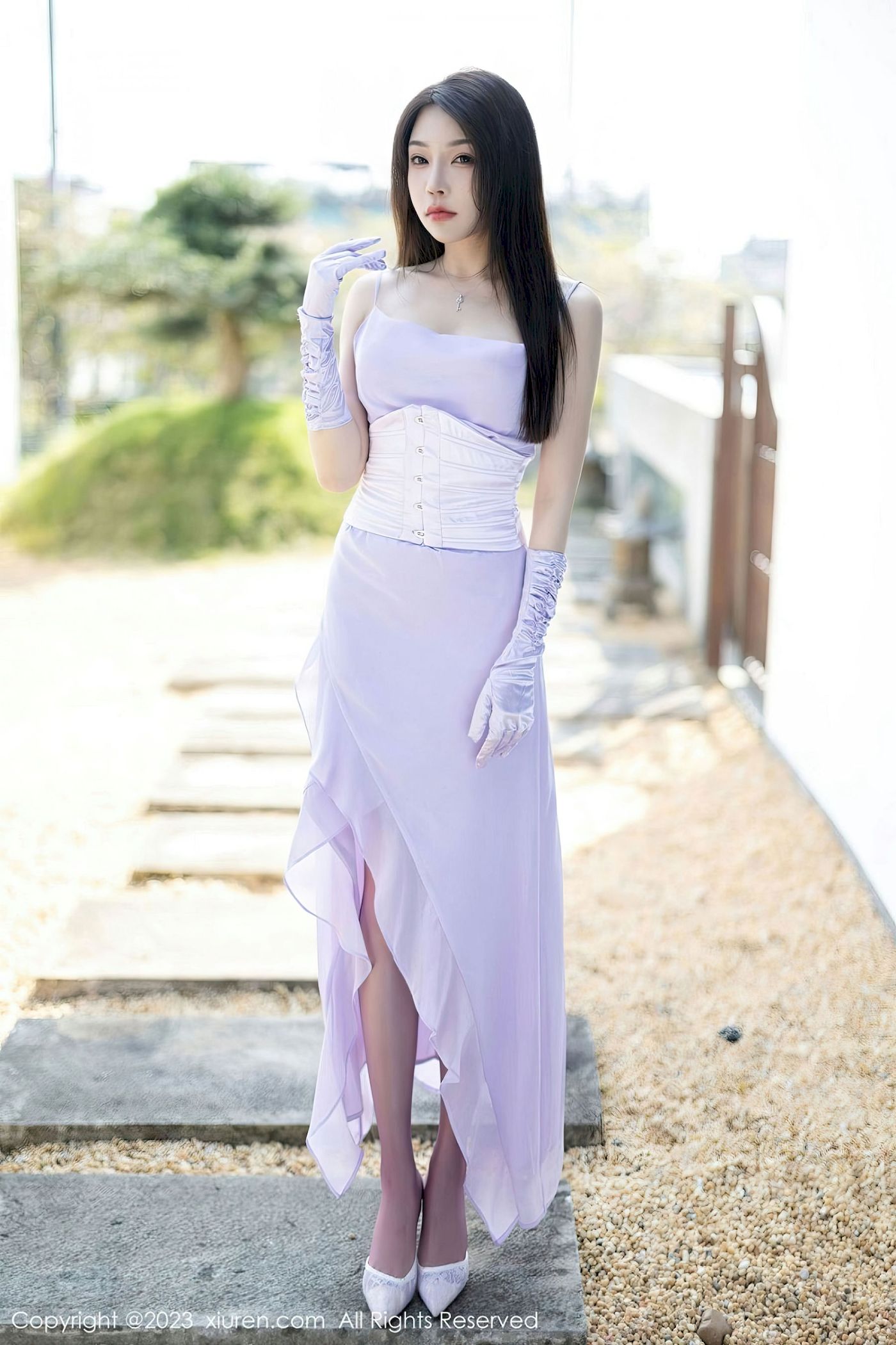 [秀人XiuRen] No.6324 徐莉芝Booty – 淡紫长裙+紫色丝袜性感写真-瞬颜部落