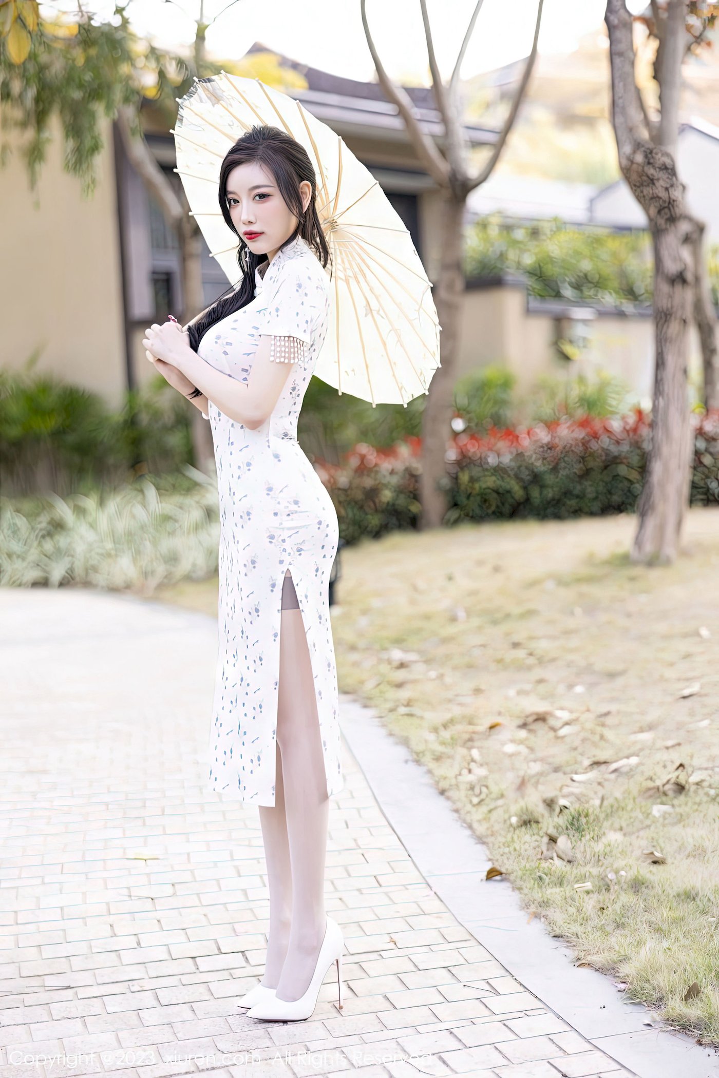 [秀人XiuRen] No.6186 杨晨晨Yome – 旗袍服饰+诱人灰丝海南岛旅拍-瞬颜部落