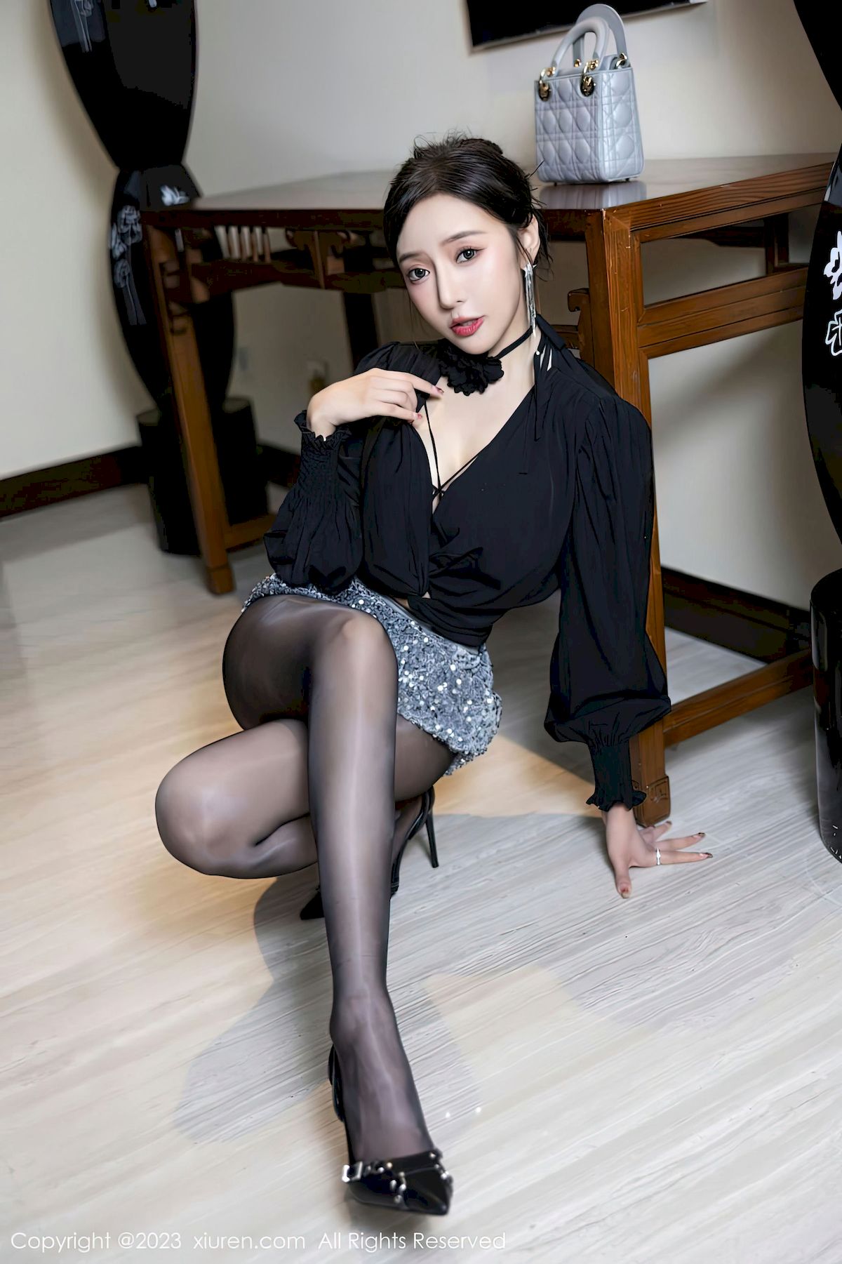 图片[14]-[秀人XiuRen] No.6215 女神王馨瑶yanni – 黑丝上衣+银灰短裙写真-瞬颜部落