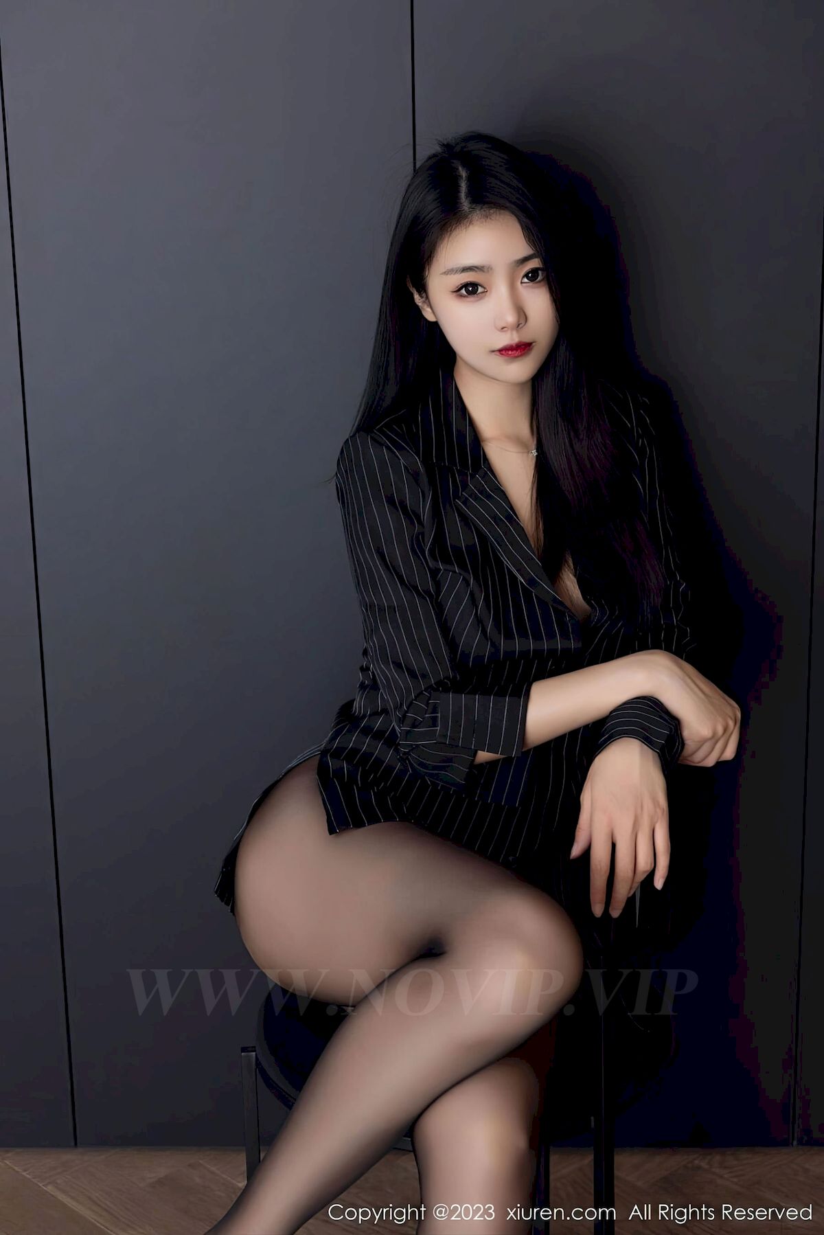 图片[15]-[秀人XiuRen] No.6677 模特可乐Vicky – 条纹上衣+魅惑黑丝性感写真-瞬颜部落