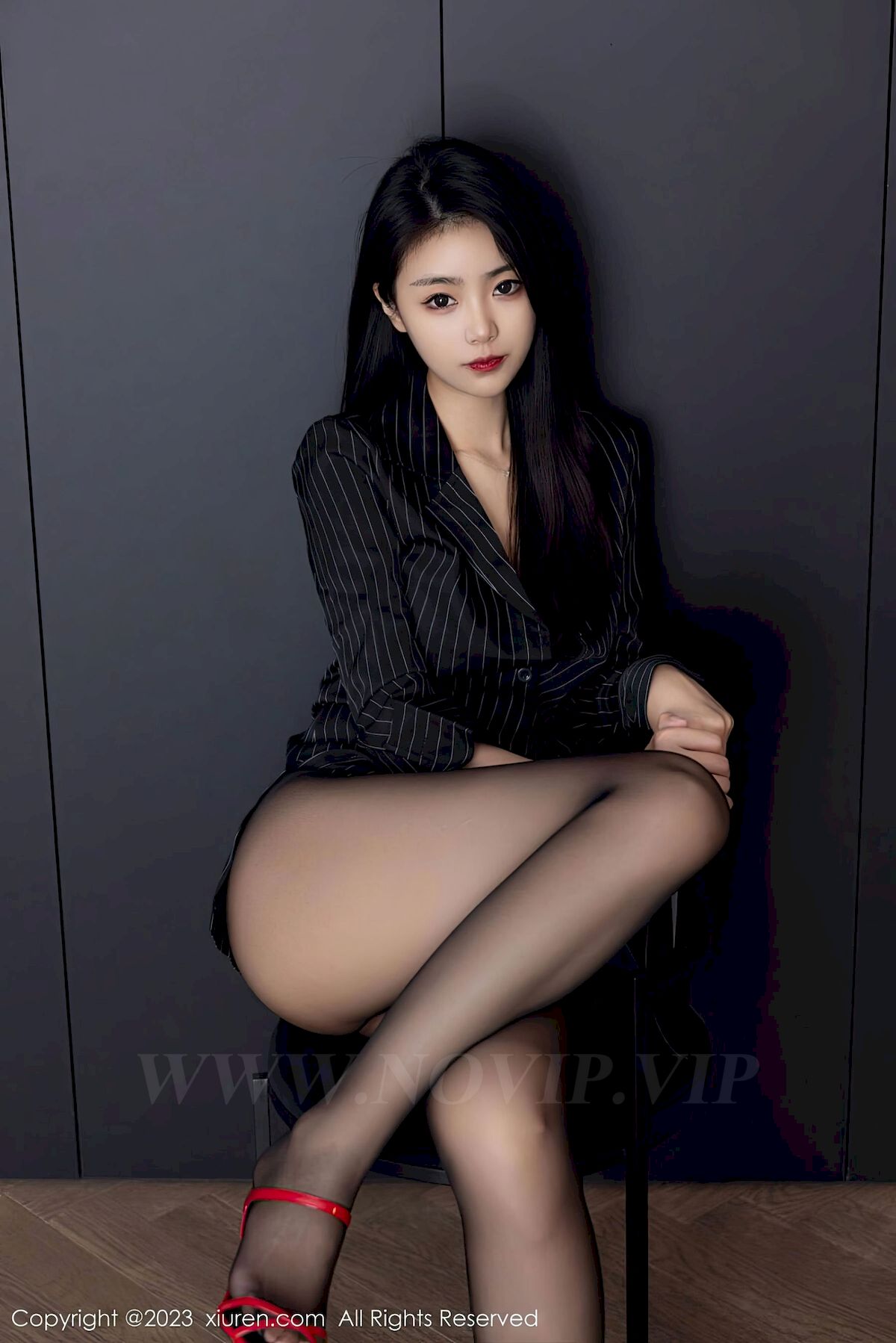 图片[22]-[秀人XiuRen] No.6677 模特可乐Vicky – 条纹上衣+魅惑黑丝性感写真-瞬颜部落