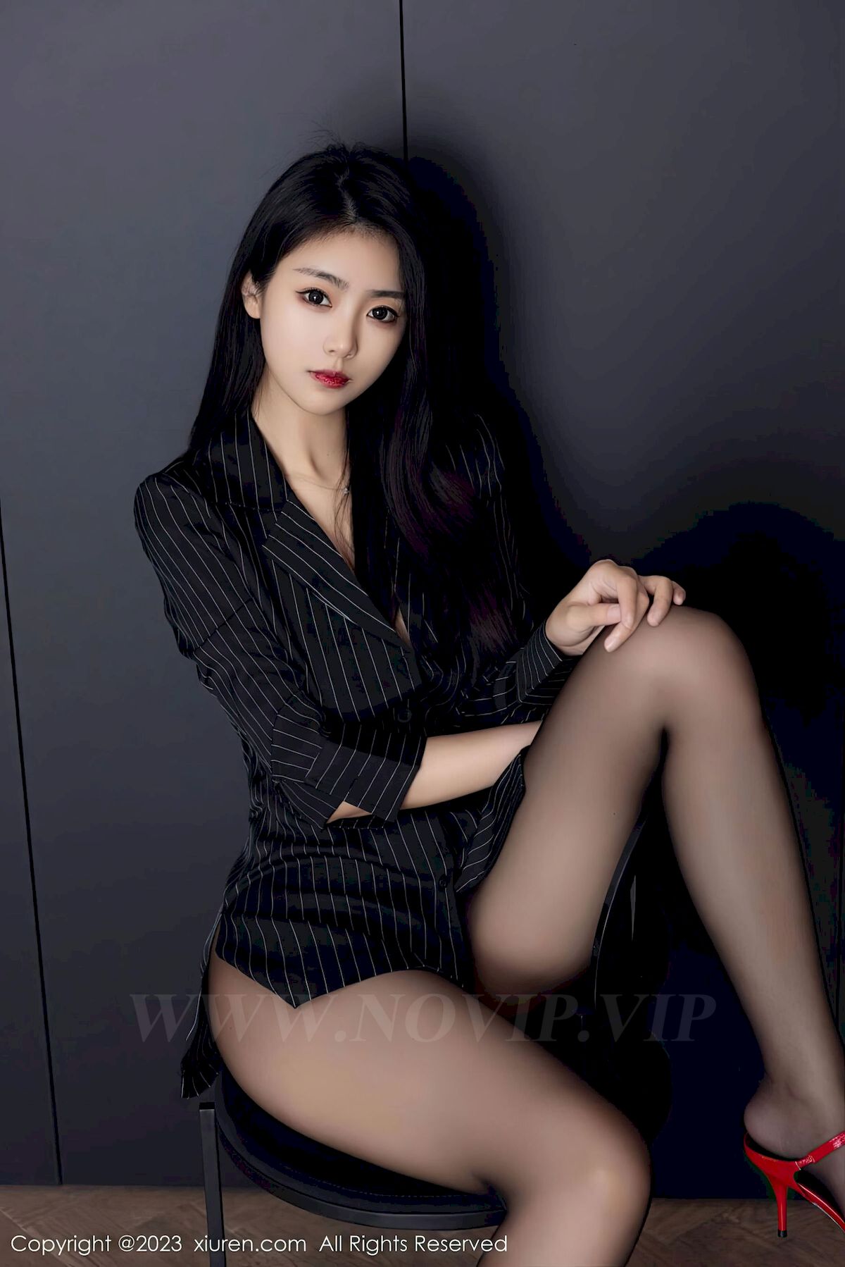 图片[25]-[秀人XiuRen] No.6677 模特可乐Vicky – 条纹上衣+魅惑黑丝性感写真-瞬颜部落