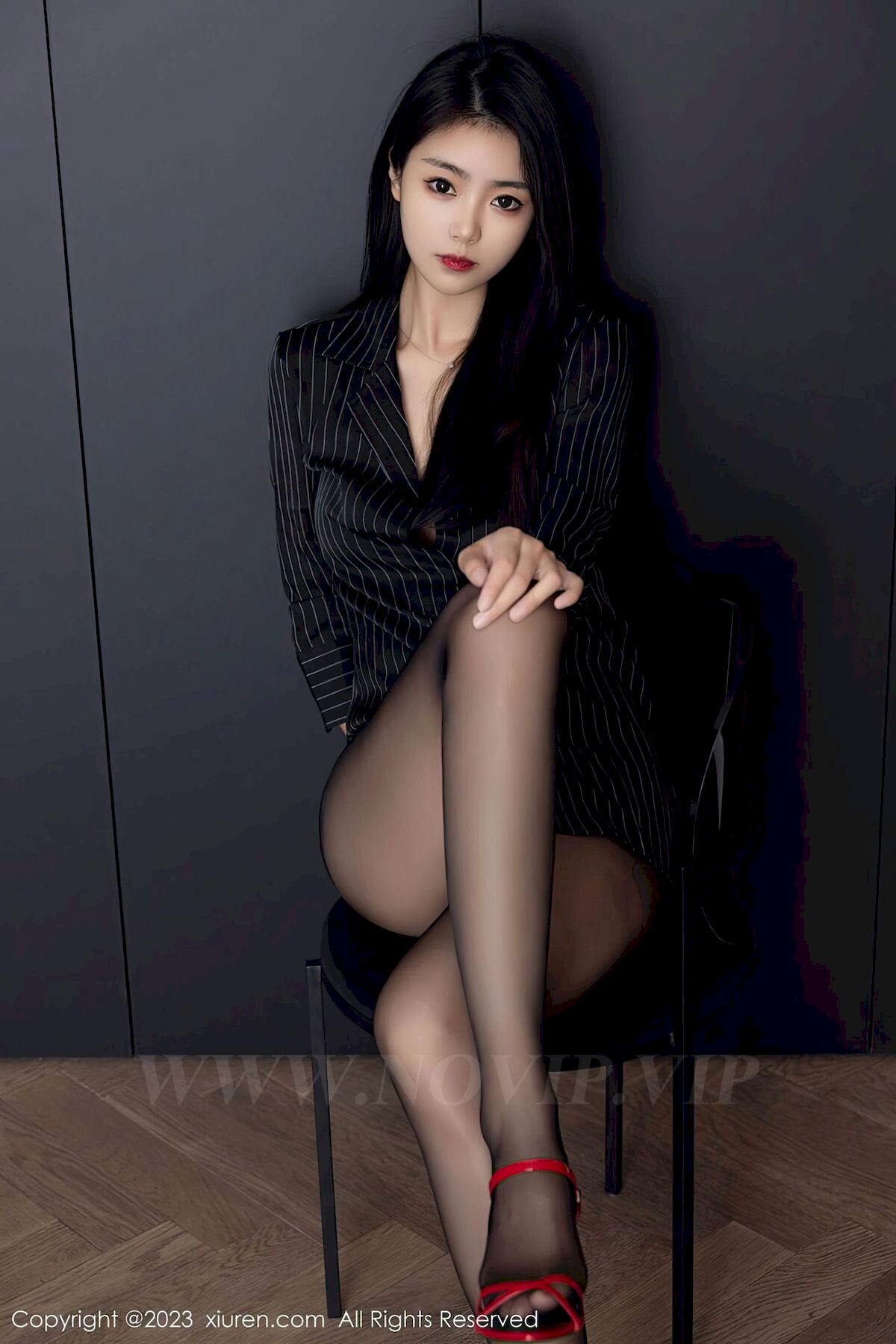 图片[23]-[秀人XiuRen] No.6677 模特可乐Vicky – 条纹上衣+魅惑黑丝性感写真-瞬颜部落