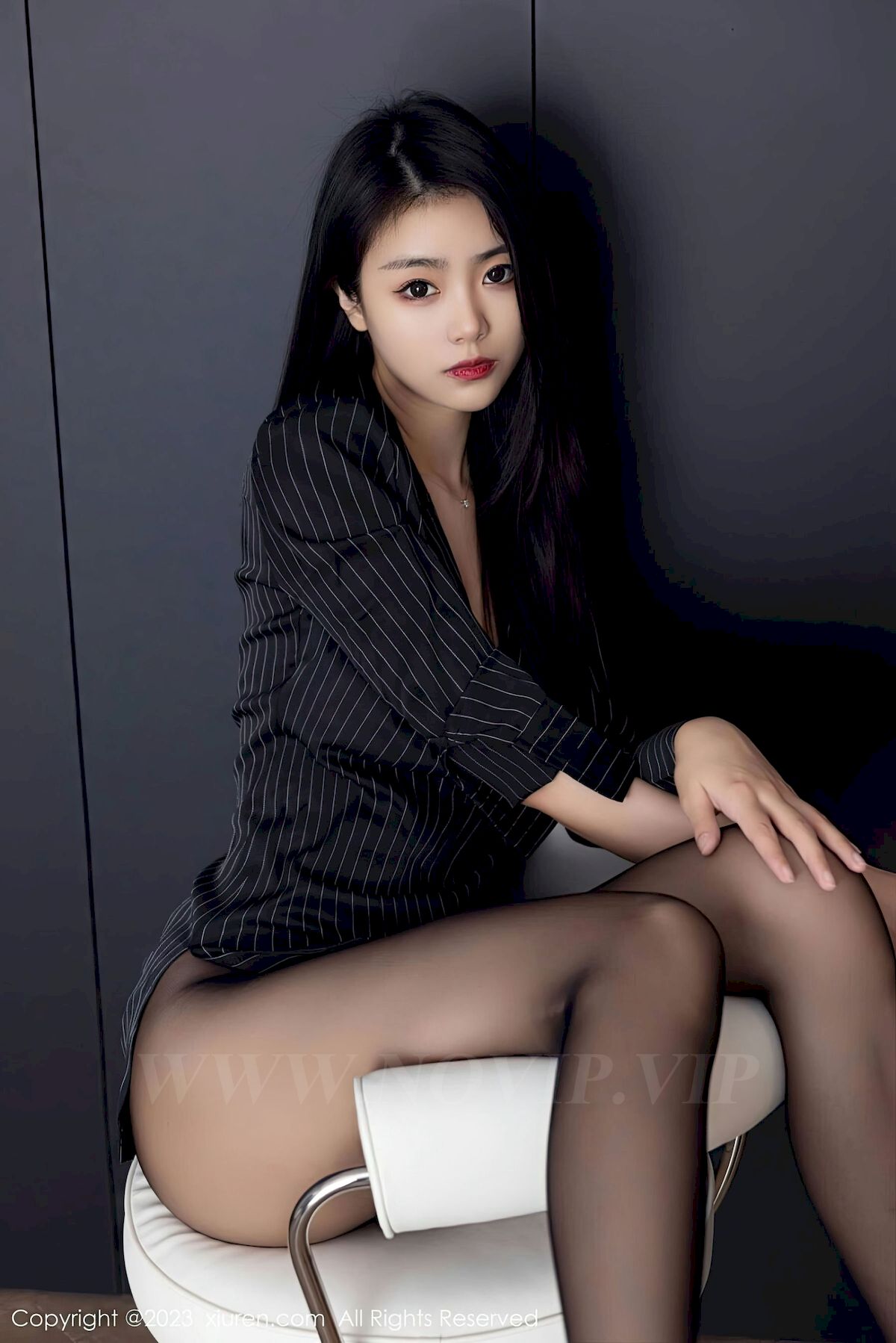 图片[34]-[秀人XiuRen] No.6677 模特可乐Vicky – 条纹上衣+魅惑黑丝性感写真-瞬颜部落