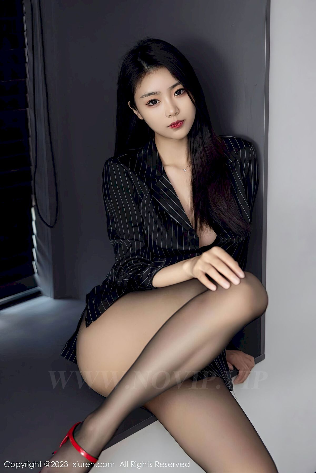图片[46]-[秀人XiuRen] No.6677 模特可乐Vicky – 条纹上衣+魅惑黑丝性感写真-瞬颜部落