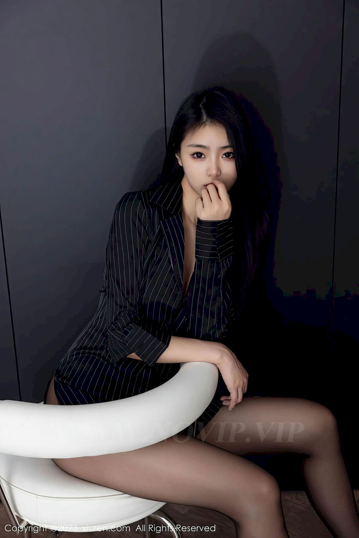 图片[41]-[秀人XiuRen] No.6677 模特可乐Vicky – 条纹上衣+魅惑黑丝性感写真-瞬颜部落