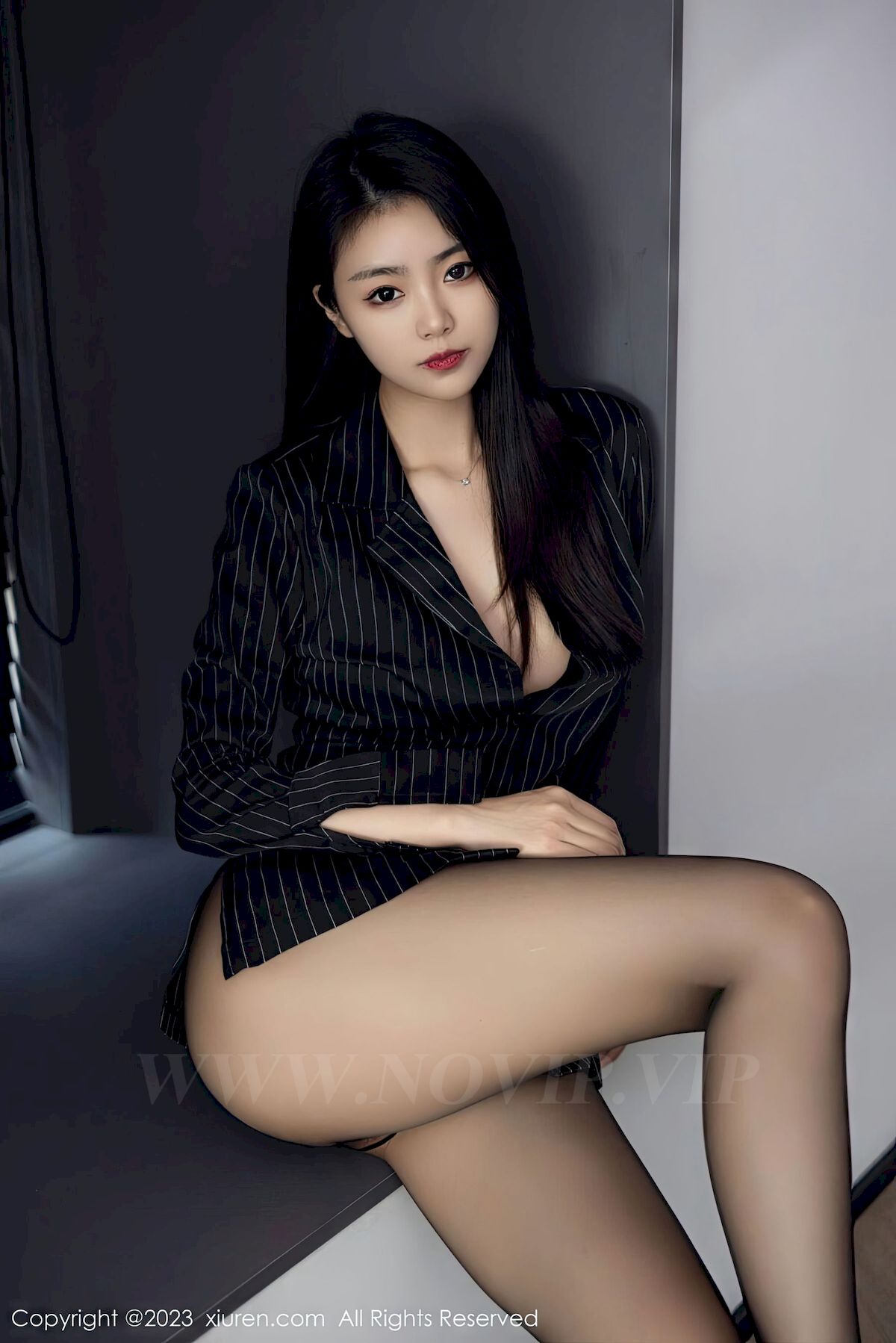 图片[43]-[秀人XiuRen] No.6677 模特可乐Vicky – 条纹上衣+魅惑黑丝性感写真-瞬颜部落