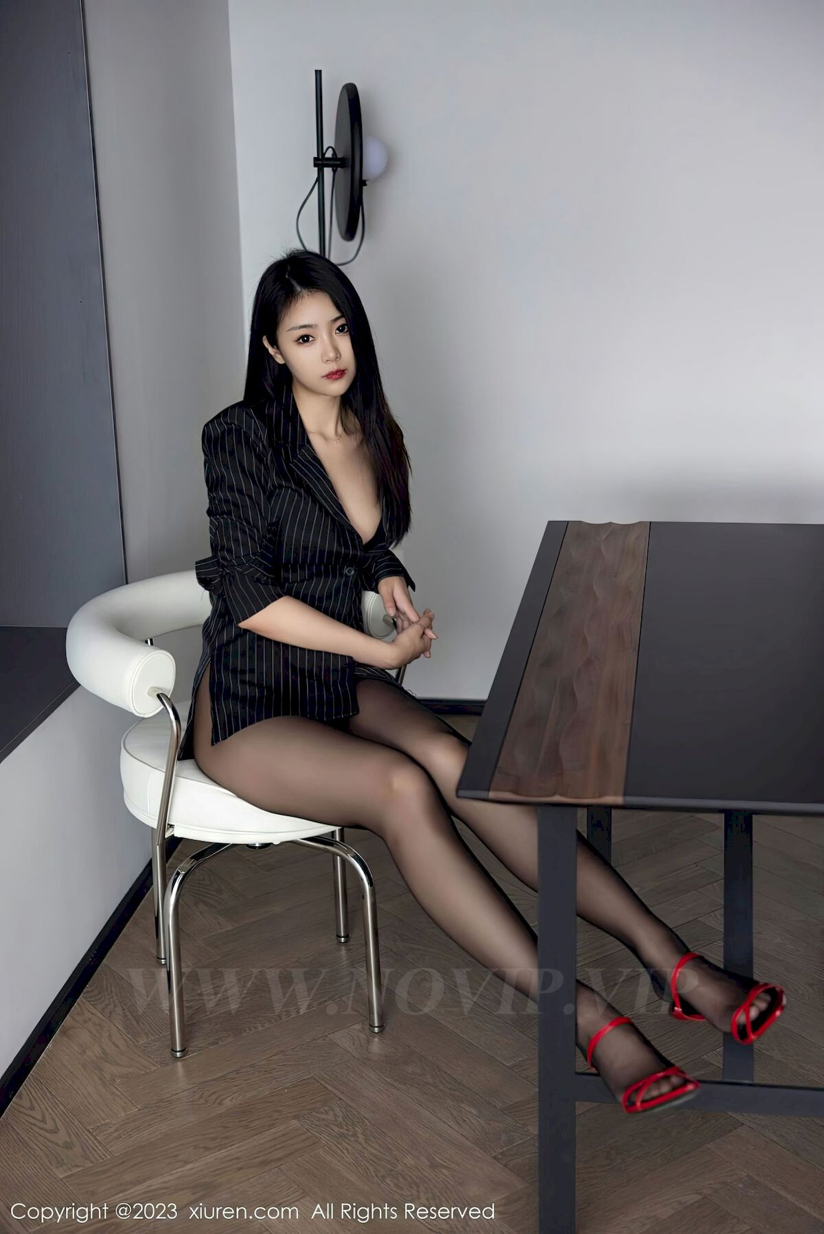 图片[48]-[秀人XiuRen] No.6677 模特可乐Vicky – 条纹上衣+魅惑黑丝性感写真-瞬颜部落