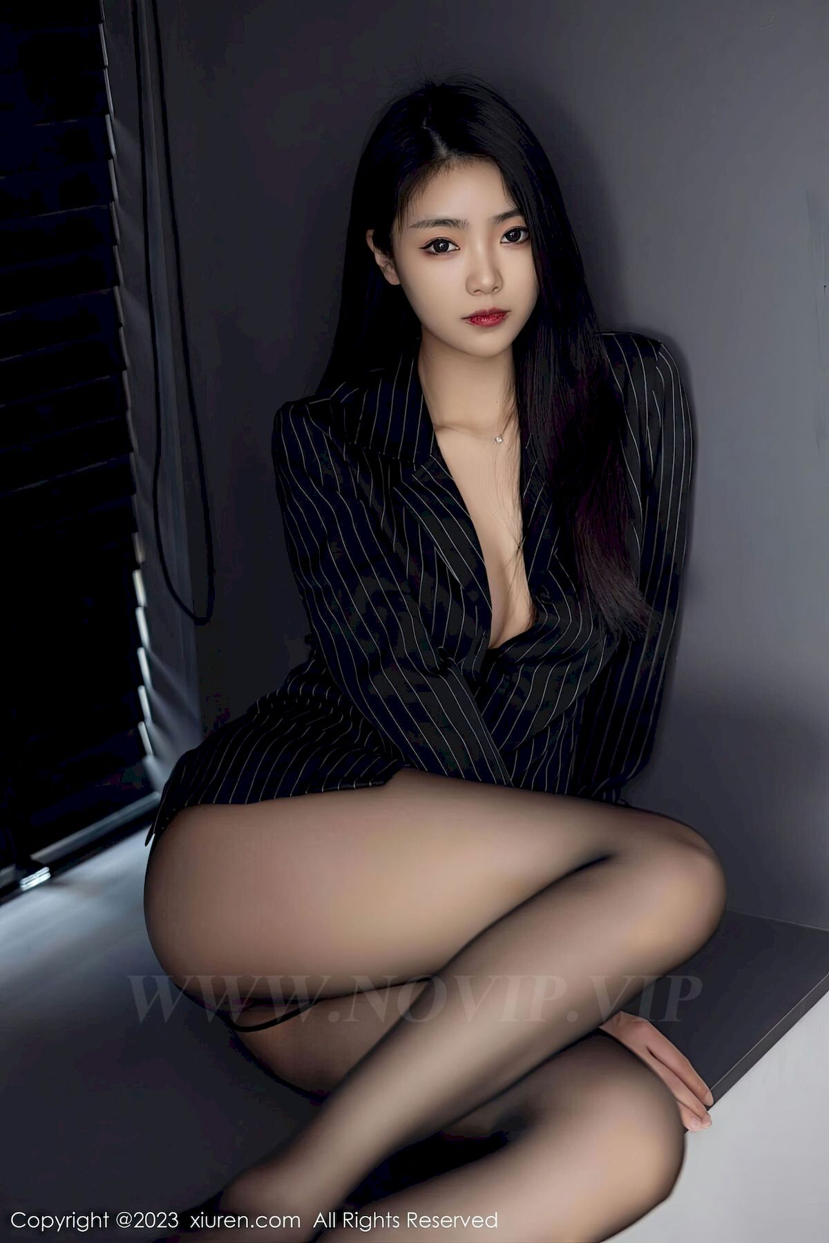 图片[51]-[秀人XiuRen] No.6677 模特可乐Vicky – 条纹上衣+魅惑黑丝性感写真-瞬颜部落