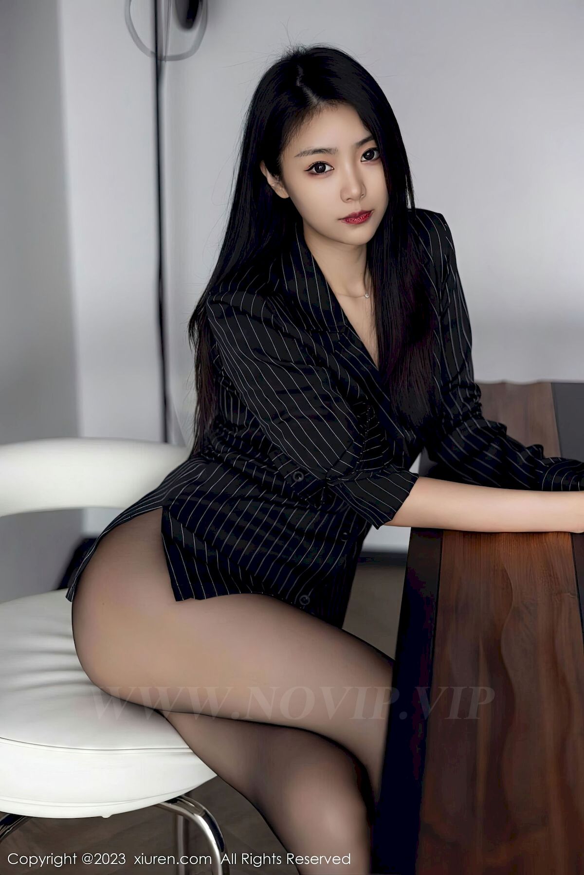 图片[66]-[秀人XiuRen] No.6677 模特可乐Vicky – 条纹上衣+魅惑黑丝性感写真-瞬颜部落