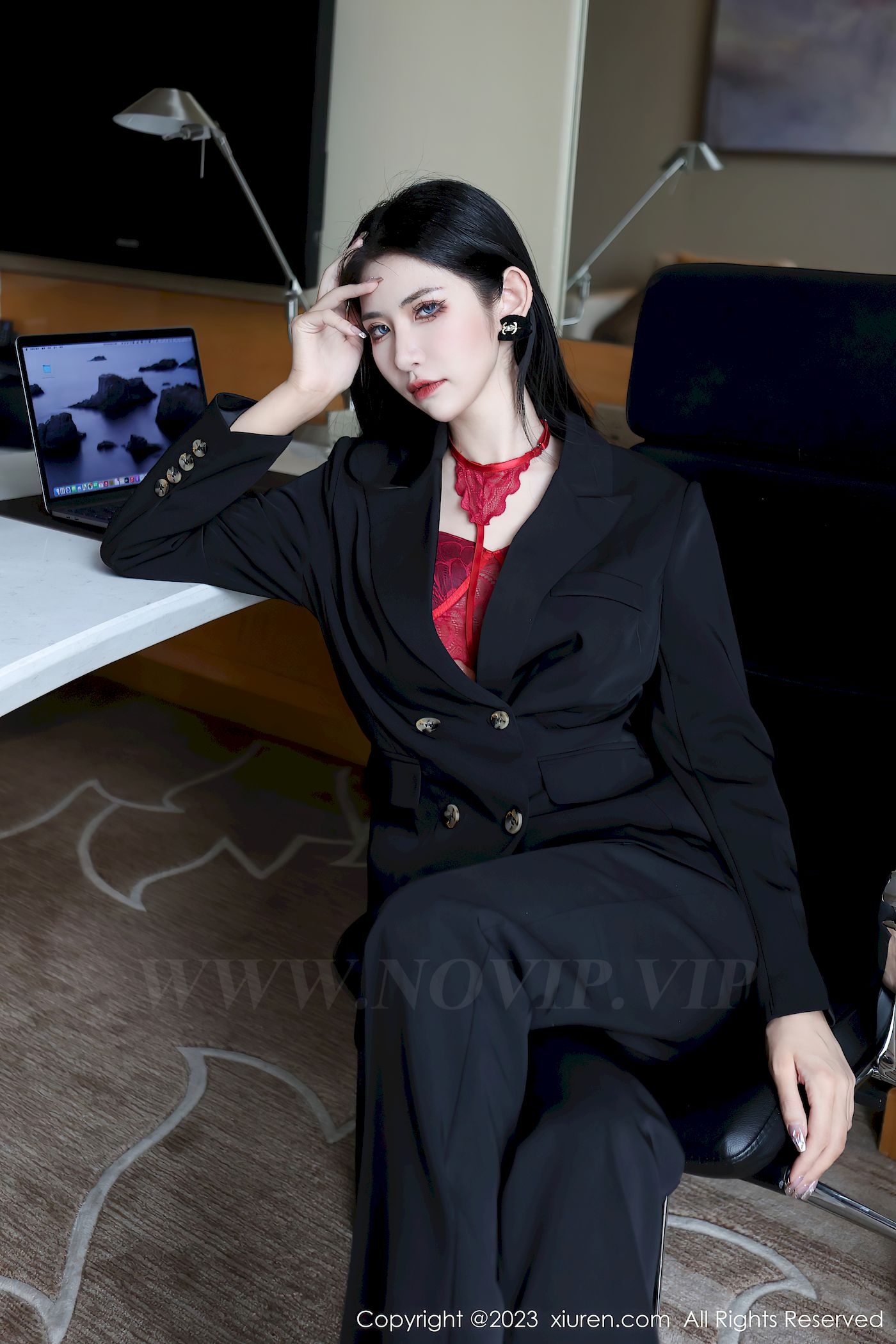 秀人网新人模特依娜Yina深色西服搭配简约长裤首套写真 – 美女 –-瞬颜部落