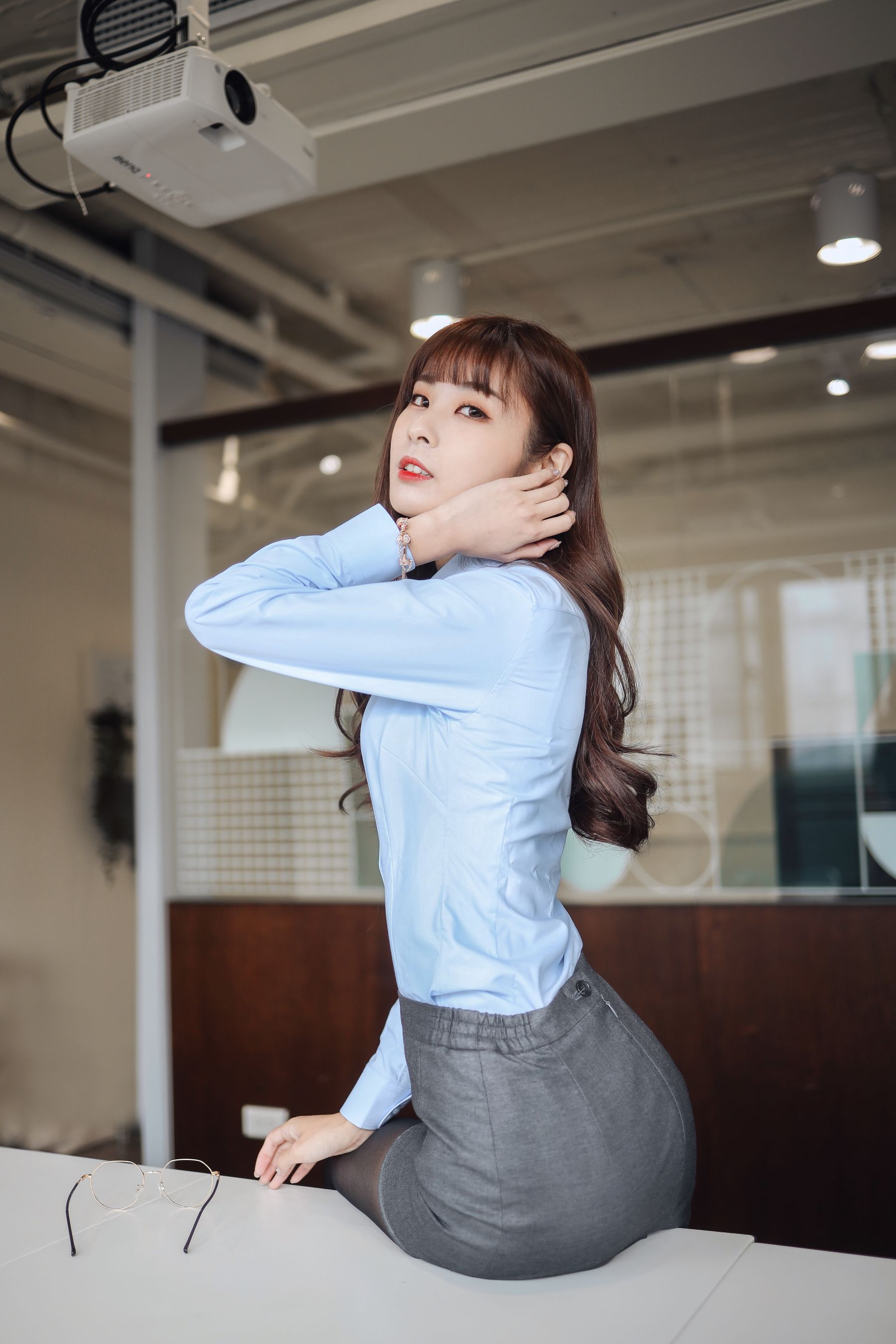 阳光美女泥泥汝黑丝美腿搭配职场OL白领主题写真 – 美女 –-瞬颜部落
