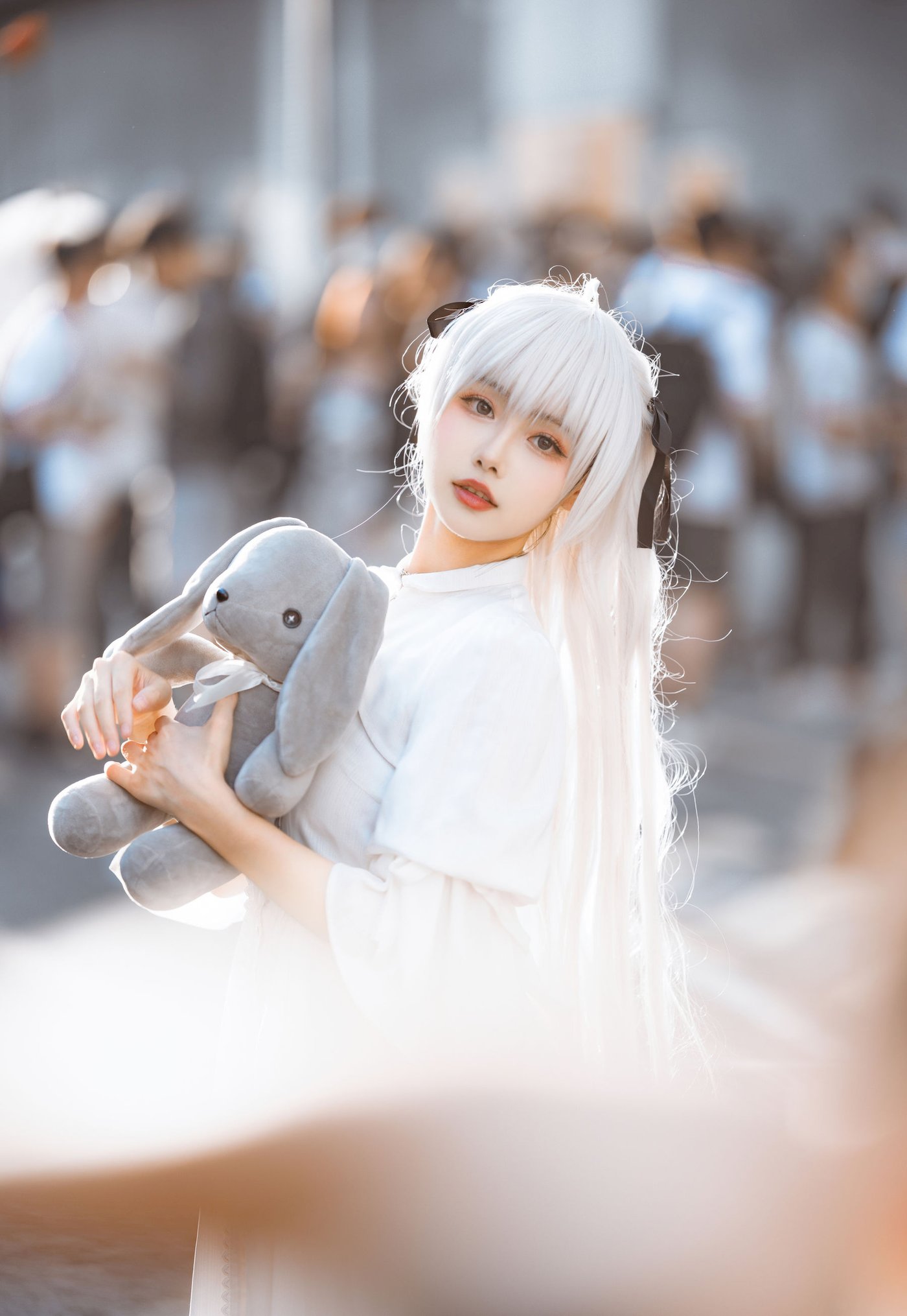 微博妹子Momoko葵葵白色服饰怀抱公仔小熊阳光街拍 – 美女 –-瞬颜部落