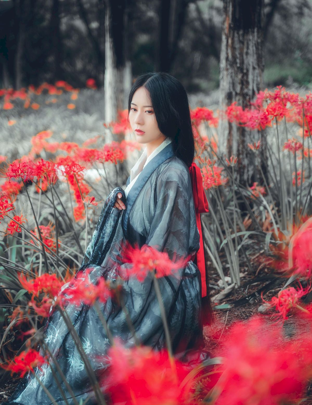 古典美女野外彼岸花丛中身着汉服 让人沉醉其中-御萝部落-瞬颜部落