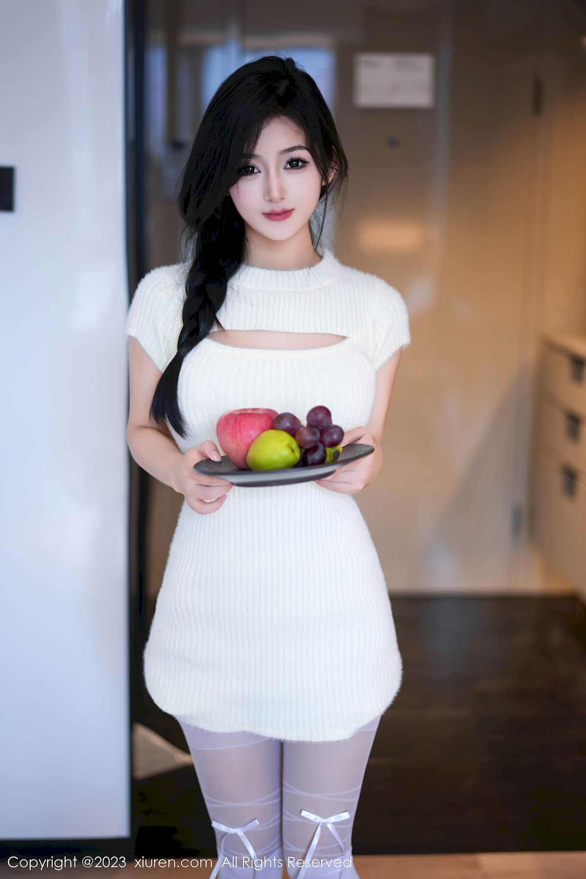 秀人网新人模特谭小灵连衣短裙搭配白色丝袜性感写真-御萝部落-瞬颜部落