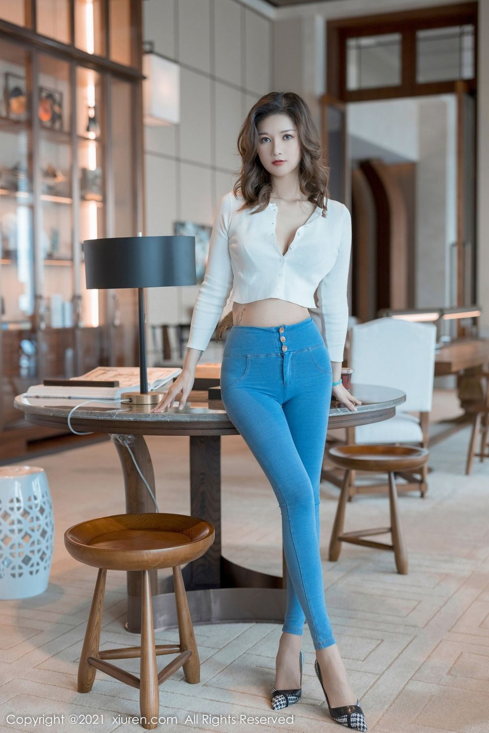 秀人网美女模特文芮jeninfer白色深V上衣紧身牛仔裤性感写真-御萝部落-瞬颜部落