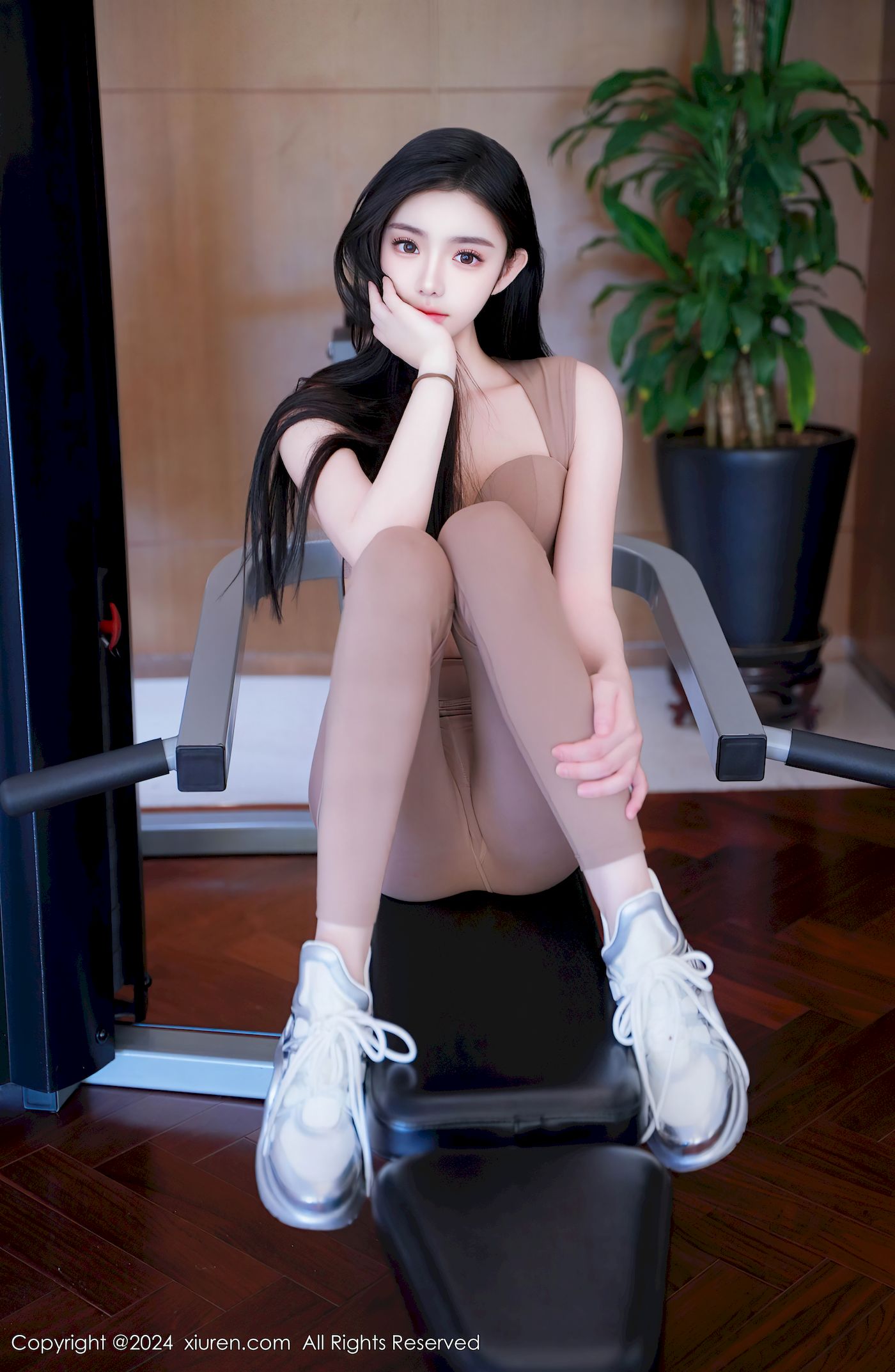 秀人网新人模特龙雪儿棕红色瑜伽紧身服饰性感写真-御萝部落-瞬颜部落