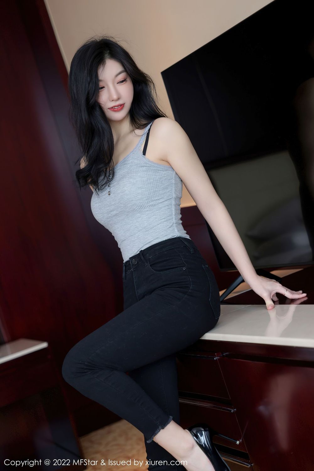 模范学院美女模特人间荒糖浅灰色上衣搭配黑色牛仔裤写真-御萝部落-瞬颜部落