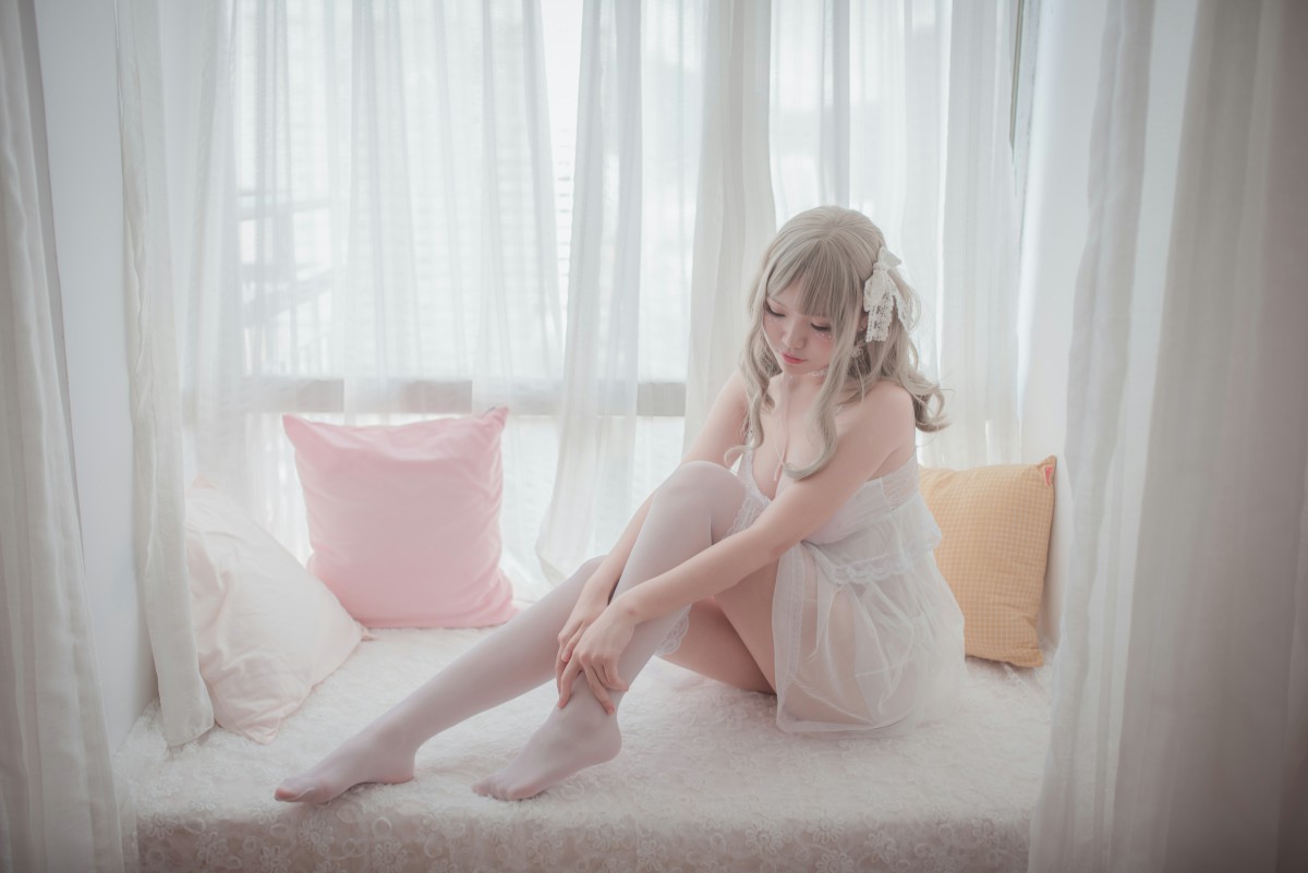 图片[5]-性感人气COSER Yoko宅夏Cos – 白色丝质连衣裙 – COSPLAY-瞬颜部落