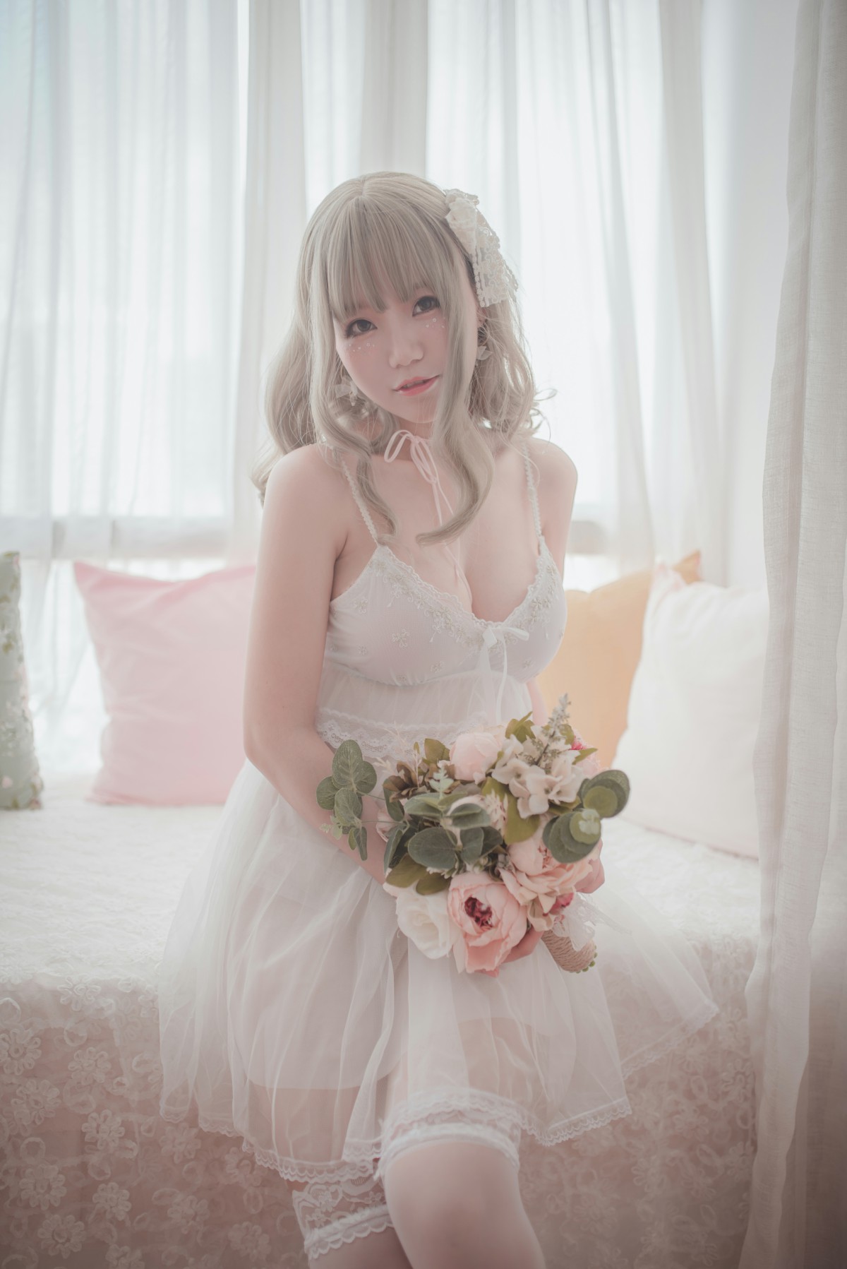 图片[6]-性感人气COSER Yoko宅夏Cos – 白色丝质连衣裙 – COSPLAY-瞬颜部落