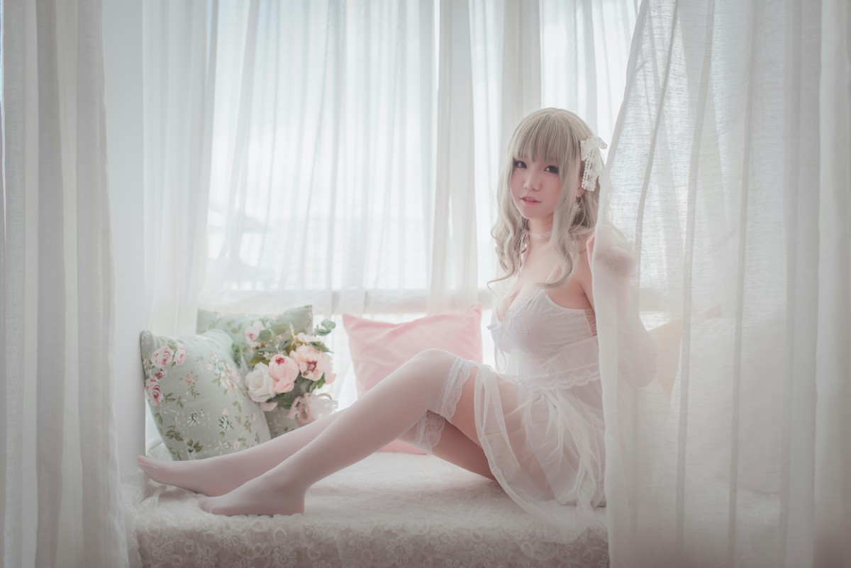 图片[7]-性感人气COSER Yoko宅夏Cos – 白色丝质连衣裙 – COSPLAY-瞬颜部落