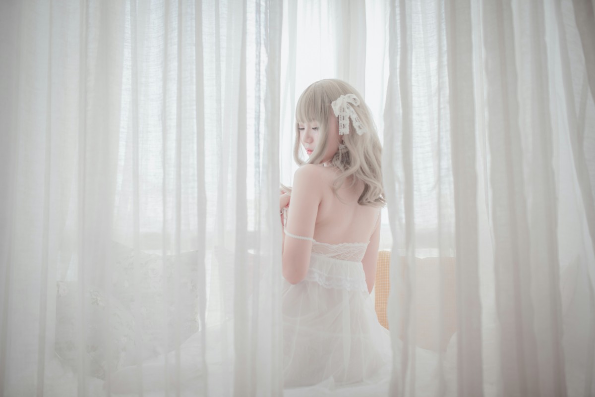 图片[9]-性感人气COSER Yoko宅夏Cos – 白色丝质连衣裙 – COSPLAY-瞬颜部落