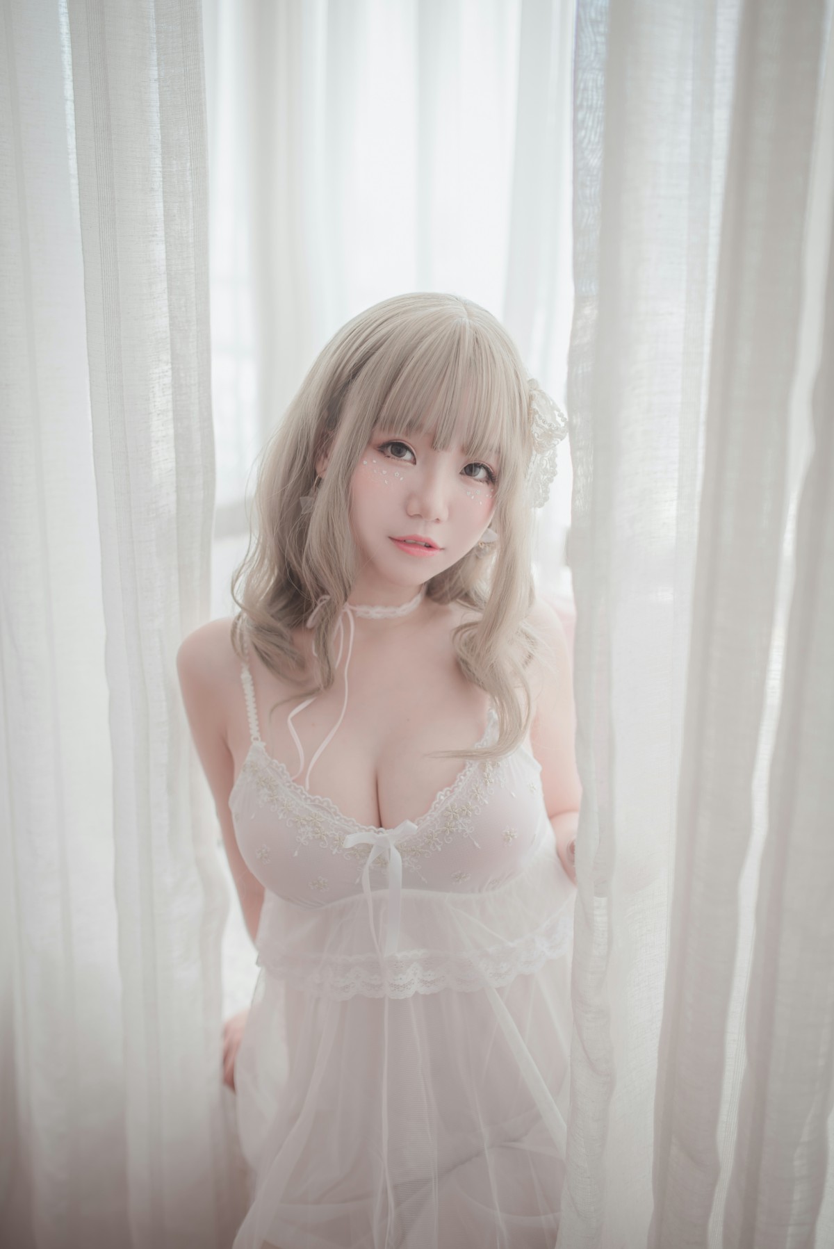 图片[11]-性感人气COSER Yoko宅夏Cos – 白色丝质连衣裙 – COSPLAY-瞬颜部落
