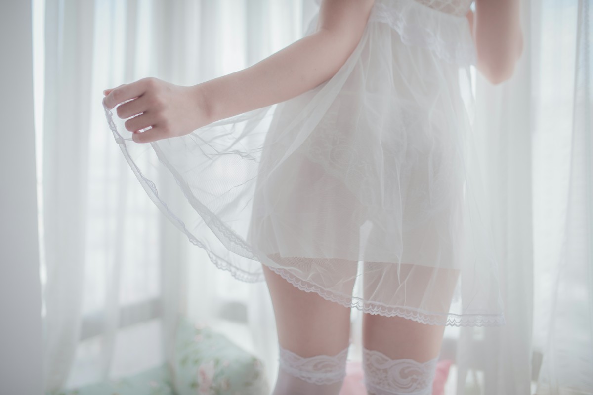 图片[15]-性感人气COSER Yoko宅夏Cos – 白色丝质连衣裙 – COSPLAY-瞬颜部落