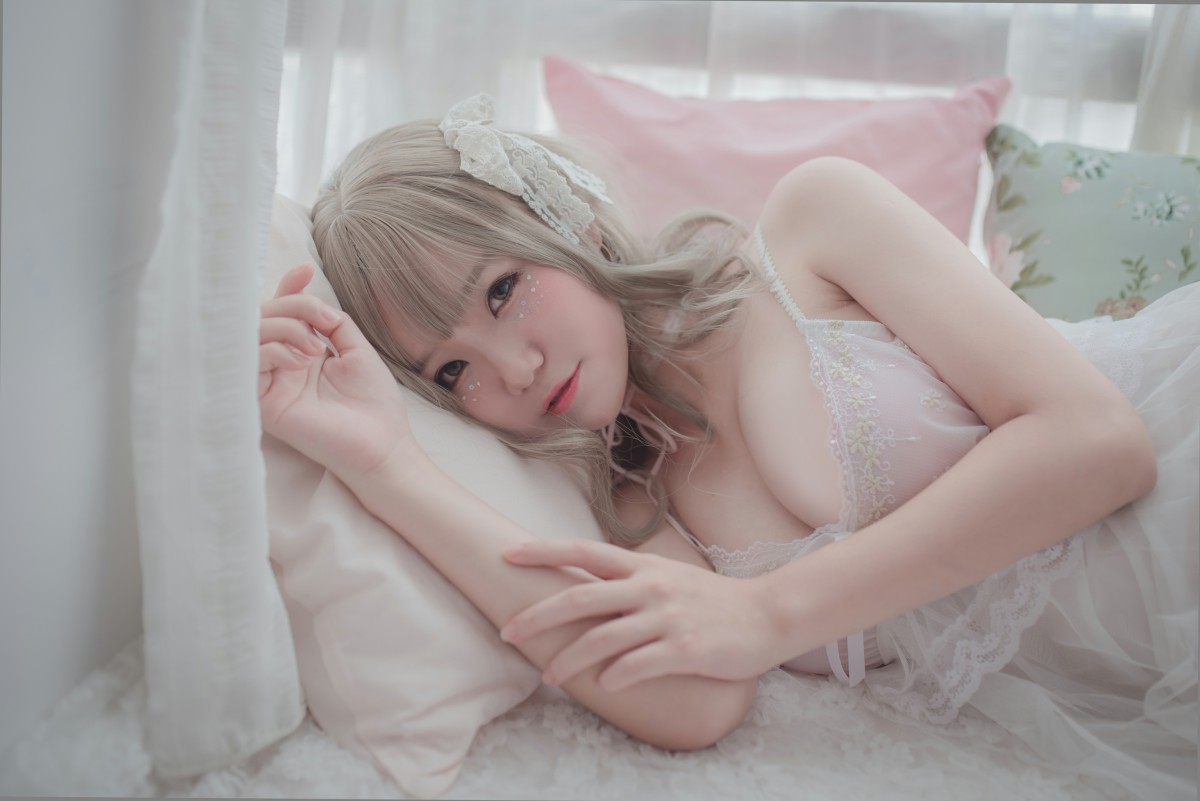 图片[17]-性感人气COSER Yoko宅夏Cos – 白色丝质连衣裙 – COSPLAY-瞬颜部落