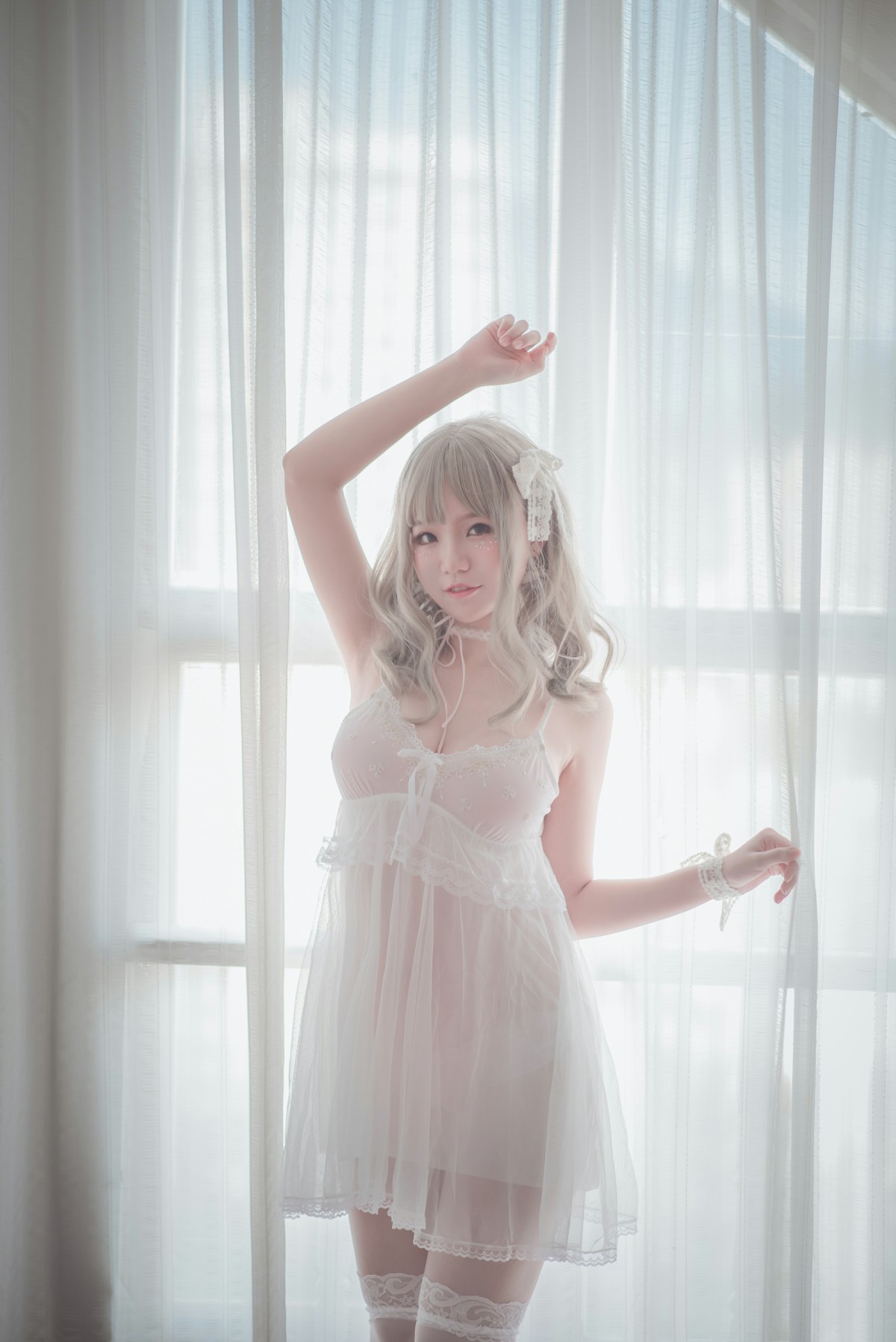 图片[26]-性感人气COSER Yoko宅夏Cos – 白色丝质连衣裙 – COSPLAY-瞬颜部落