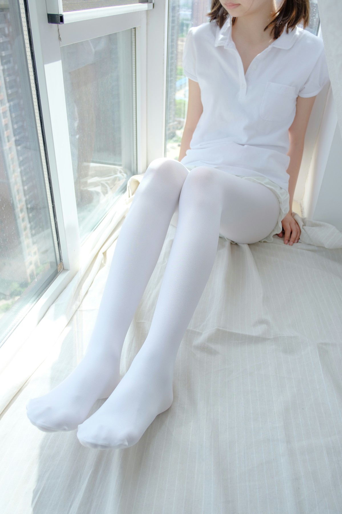 [森萝财团]R15-018窗台上的白丝少女 – COSPLAY-瞬颜部落
