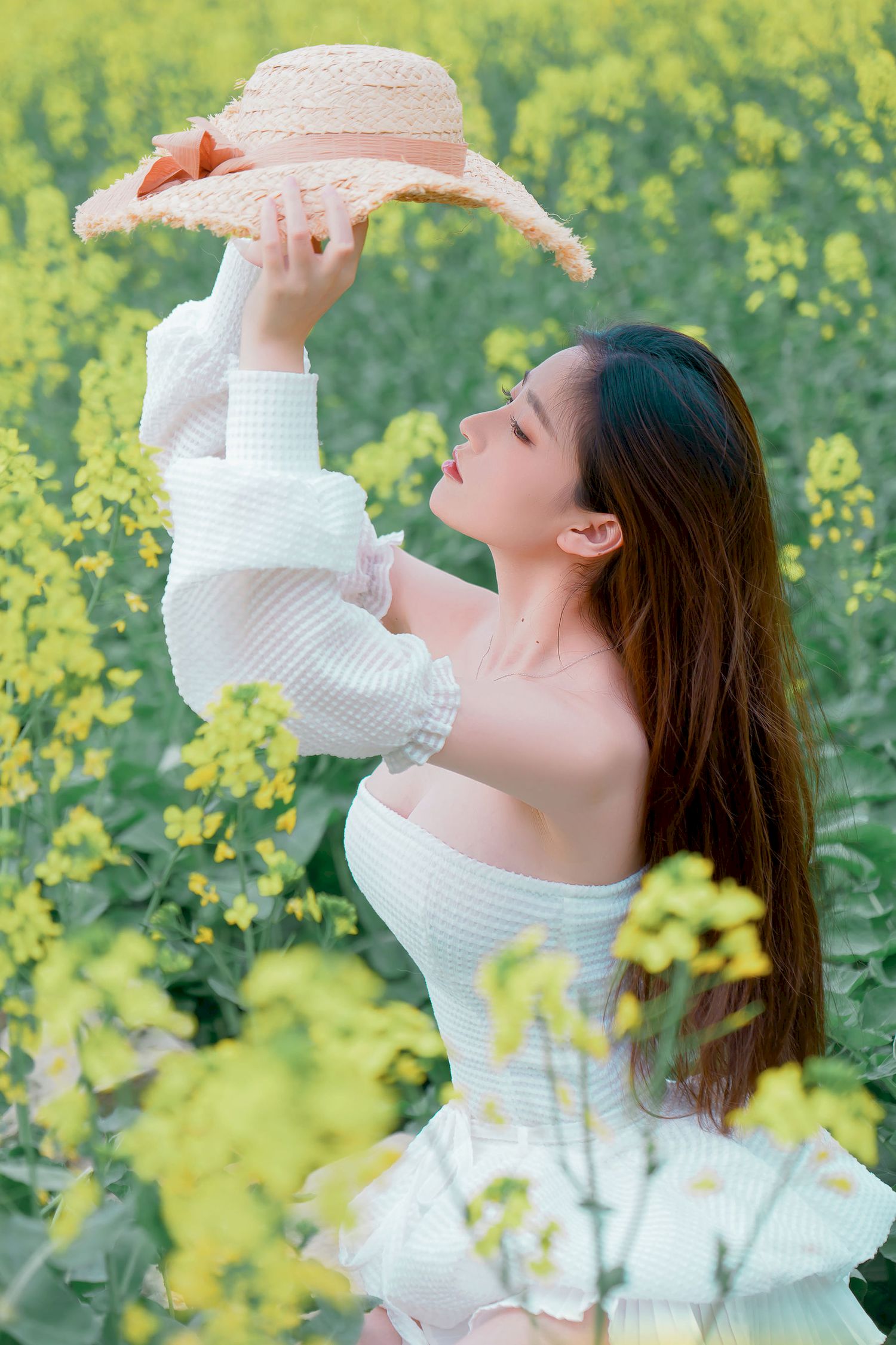 Nnian露肩白裙+戴着草帽户外写真