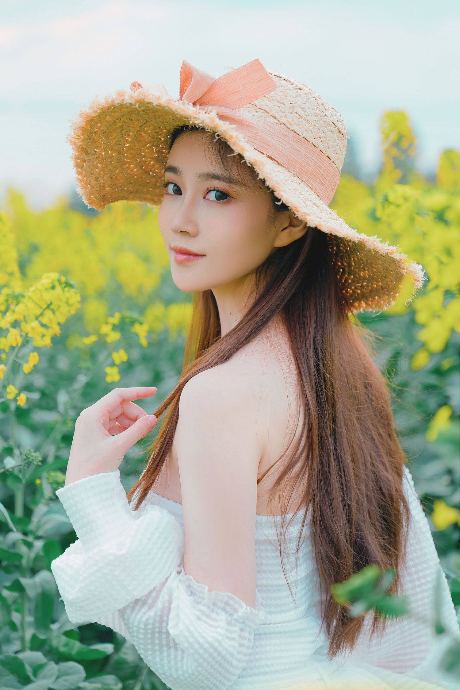 油菜花田女孩Nnian露肩白裙+戴着草帽户外写真-御萝部落-瞬颜部落