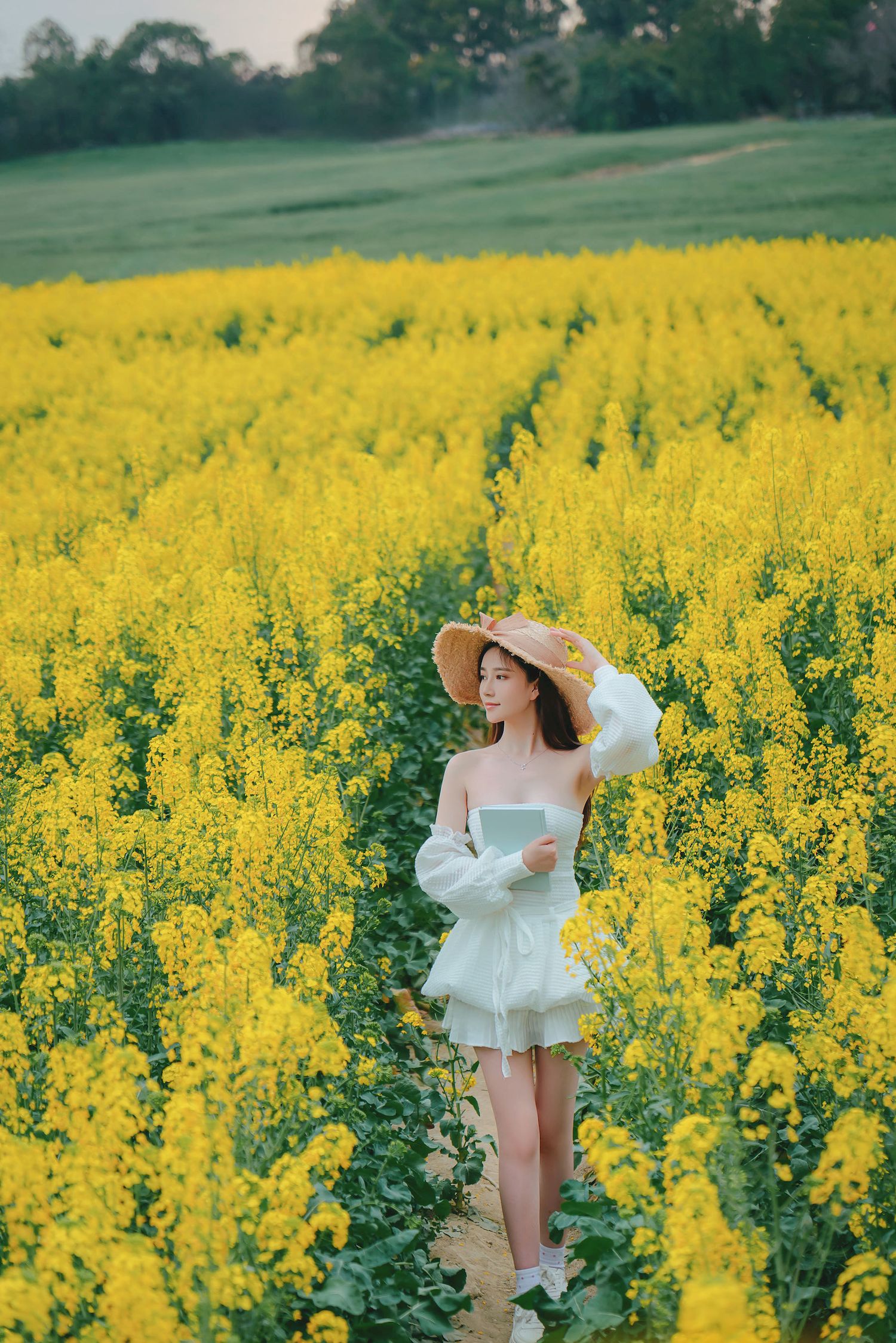 Nnian露肩白裙+戴着草帽户外写真